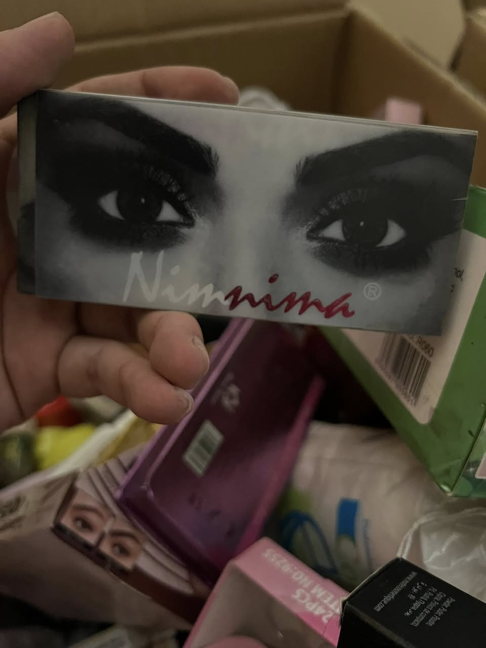 تصفية بضاعة محل كوزمتك ومكتبة ميك اب هدايا قرطاسية العاب هاي الغراض البصور بعد اكو بكدهم ممصورهم ابيع كلهم مكاني بغداد رقم ***********
