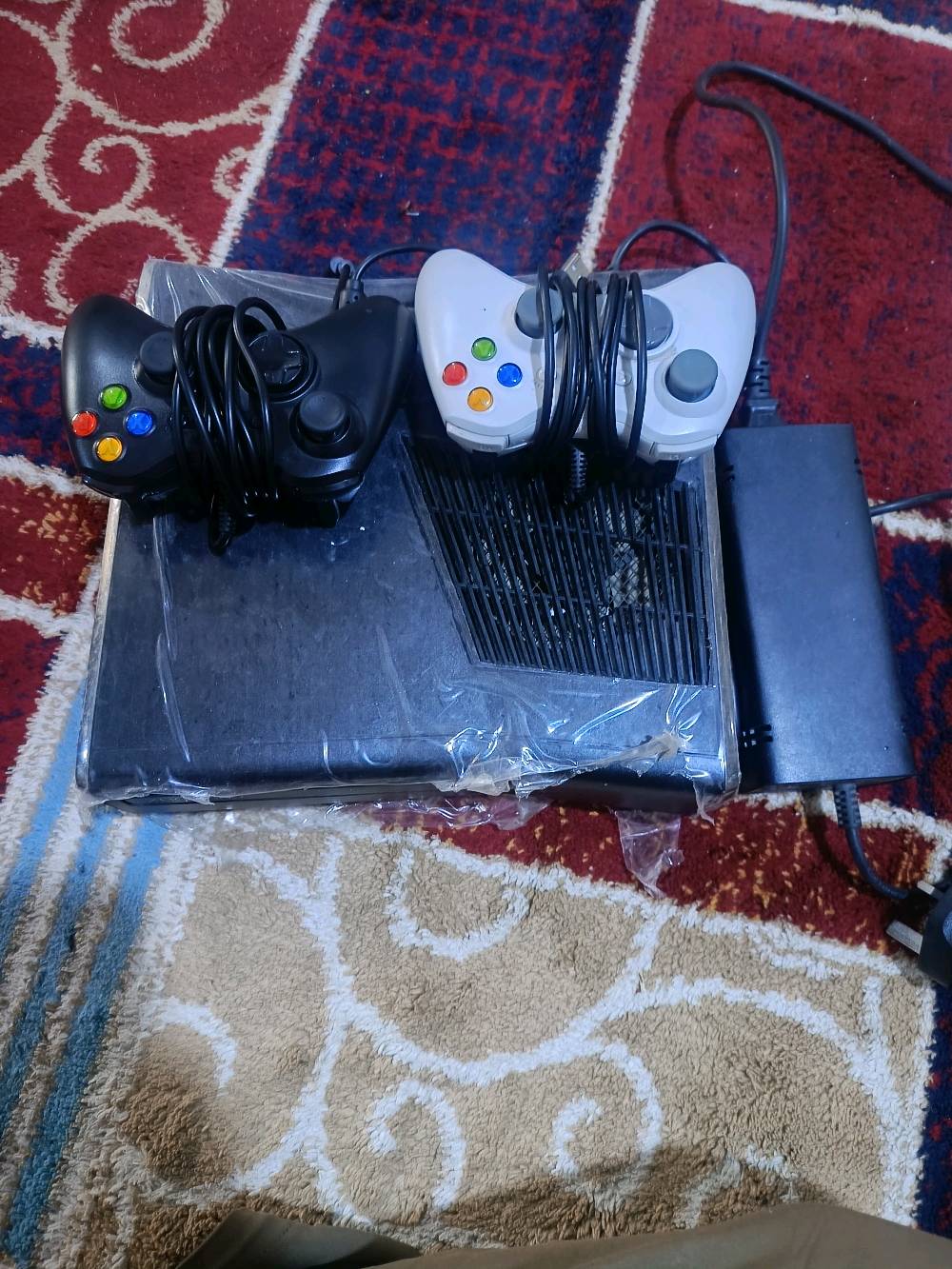 اكس بوكس 360 سلم مهكر بي 77 لعبه جي تي اي 5 و بيس 21 و فيفا 19 وهواي العاب قويه وياه يدتين وموجود توصيل