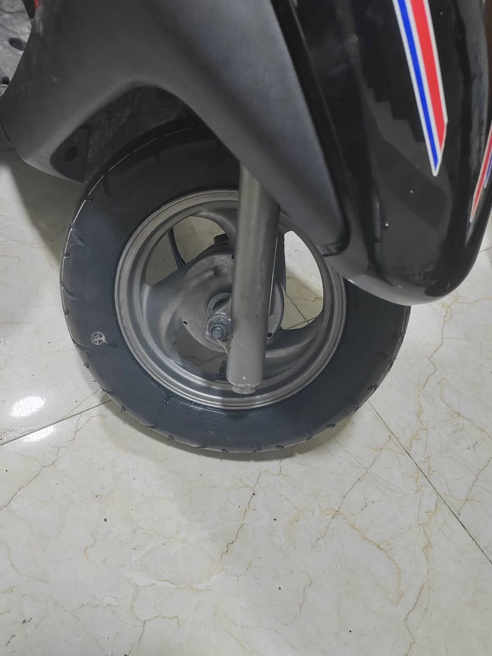 سلام عليكم دراجه بريز للبيع كامله مابيه نقص نكره سلف مكينه ناعمه السعر ٥٥٠ المكان الدوره الرقم ***********
