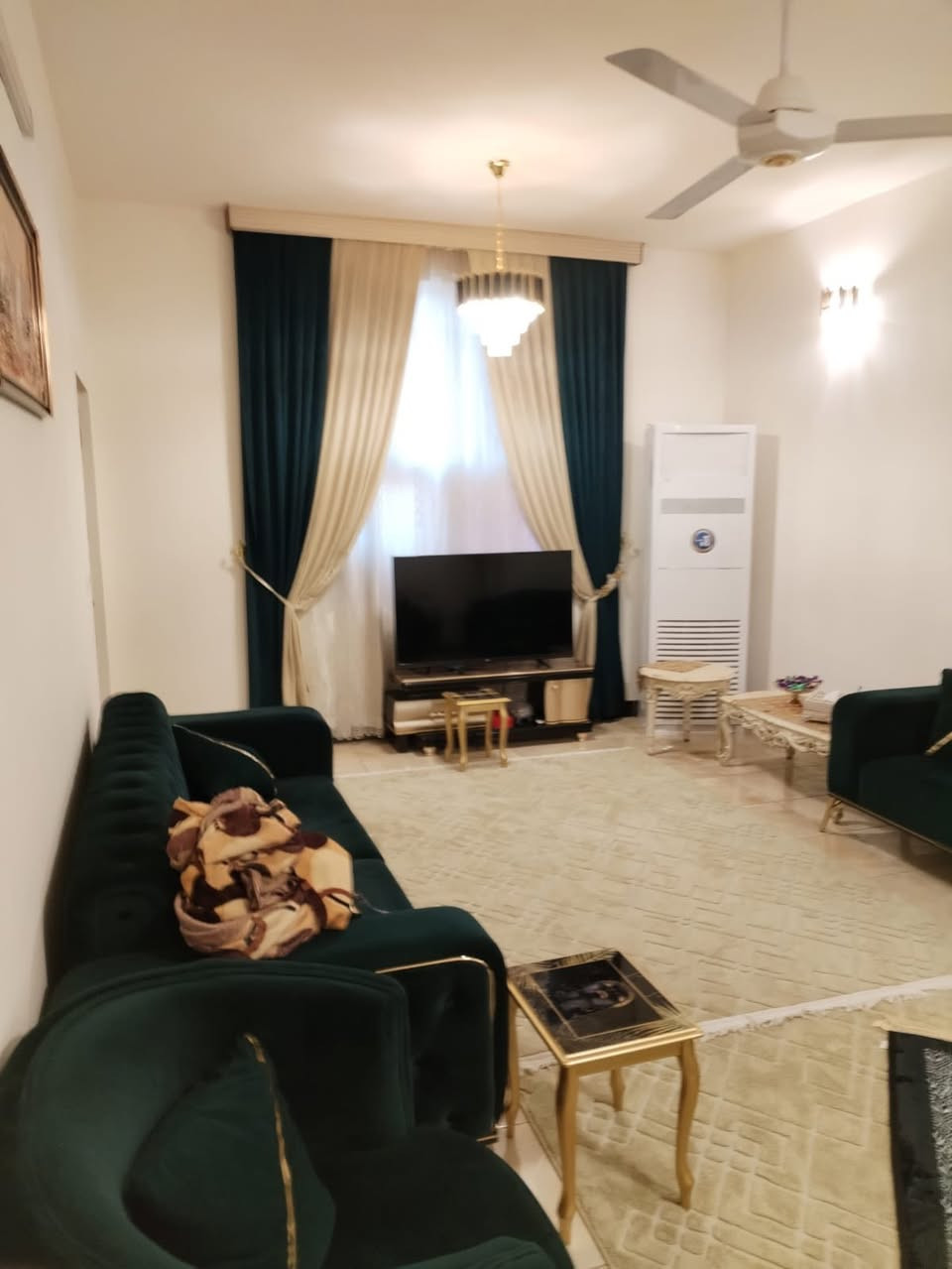 دار للبيع بل القادسية منطقة حي الضباط 
المساحة 150 
الوجه 12.5 والنزال 12
بناء البيت 🏠 2010 بس بيت مرتب مال سكن
قريب على الشارع الخدمي مال مجمع الفردوس يبعد عن شارع 30اواكثر 50متر
والتعامل مع صاحب الدار مباشر 

السعر 135مليون وغير قابل للتفاوض 
الاتصال واتساب ***********
