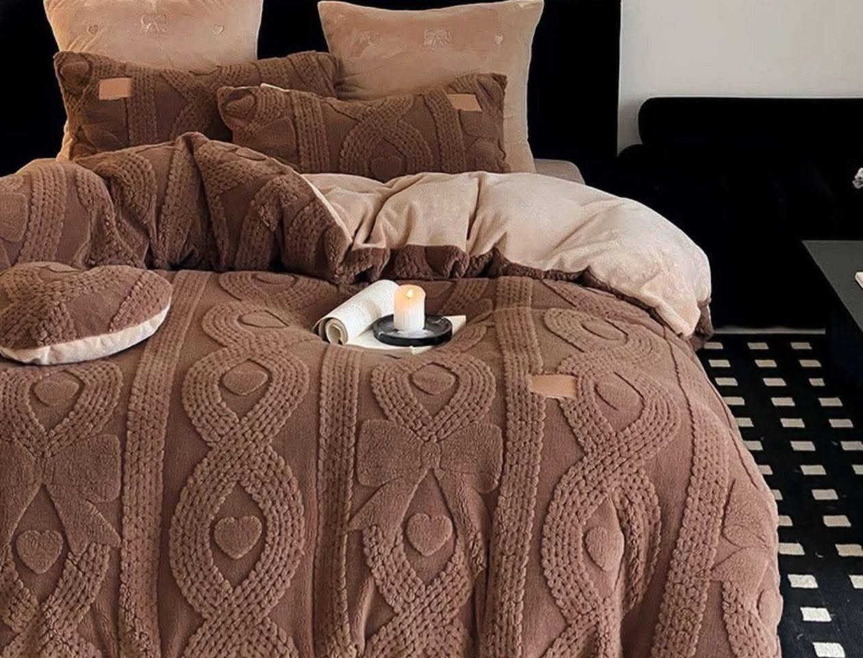 👈👈مفروشات الحياوي 👉👉👉
سيت لحاف بوهيمي نقش ضاهري 
اللحاف صنع بعناية وفخامة لا توصف 
محتويات 7 قطع 
* لحاف قياس 220x240
* شرشف قياس 180x200+30
* وجه مخدة بوهيمي عدد 2 
* وجه مخدة مخمل عدد 2 
* قلب ديكور بوهيمي عدد 1 
العنوان/ سوق الكوت الكبير قرب بيت ابو الهوئ
***********    الحجز   عل واتساب
