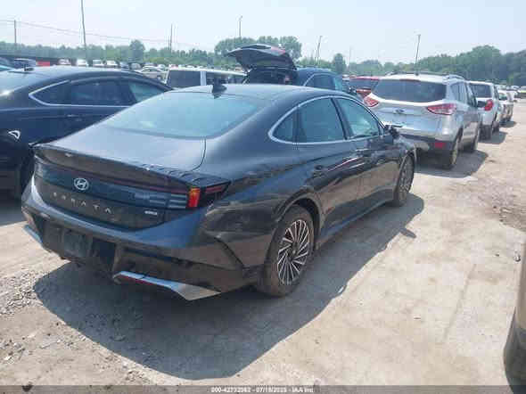 ( العز للمزادات الامريكية والكندية )
📣 اعلان مزاد : بيع مباشر 
✳️ نوع السيارة :-هونداي سوناتا هايبرد لمتد 2024
الموديل :-2024
نوع الوقود :- (هايبرد)
سعة المحرك :- 2.0,
السعر : $13,000____130 ورقه 
المسافة المقطوعة: 16,778mi
تاريخ المزاد :- بيع مباشر 
الضرر :ـ كما موضح في الصور
—————————————
* ملاحظة : جميع سيارات الهايبرد او الكهرباء تكون معفية من الكمرك والضريبة ويكون الرقم على الدولة .
—————————————
 ✅ بالإمكان ادخال السيارات بكتاب الشهداء👍🏼
 ✅ بالإمكان ادخال السيارة بكتاب الضباط المتقاعدين 
أو كتاب شهداء 
—————————————
✳️ الشراء من جميع الولايات الأمريكية
✳️ خط شحن على افضل شركات الشحن وأسرعها 
✳️ تأمين شامل للسيارة 
✳️ كار فاكس مجاني 🆓 
✳️ سستم وتطبيق تتبع للزبون لمتابعة سيارته اول بأول 
✳️ افضل أسعار الشحن وأنسبها 
 ✳️ تخليص جمركي متكامل للسيارات وإيصالها إلى جميع محافظات العراق 
—————————————
العنوان :- الأنبار - الخالدية - قرب جسر الصديقيه
📞رقم الهاتف : ***********
📞رقم الهاتف : ***********
*رابط كروب الواتساب*
https://chat.whatsapp.com/BqhJx5PxsY77aTaBmqgCh2
