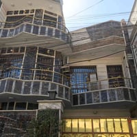 بيت مساحته 170 مسلح ثلاث طوابق واجهه 8،5 ونزال 20م كراج مع خدمات خارجي...