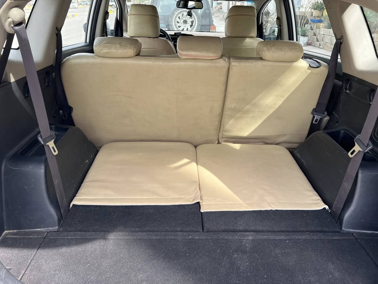 سلام و عليكم…
من رخصة الادمن…
كيا كارينز ٢٠١٤تسجيل اول مره من شركة
سبعة راكب
حجم المكينة ٢٠٠٠
ماشية ١٧٠الف كيلومتر 
مابيه صبغ مكفولة من الضربة
بس بيهه كارت و تكحيل 
سنوية و رقم جديد لحد ٢٠٣١
سعر ١٦٥وبي مجال 
بشرط تحويل و غرامة
مكان السيارة كلار 
رقم موبايل ***********
