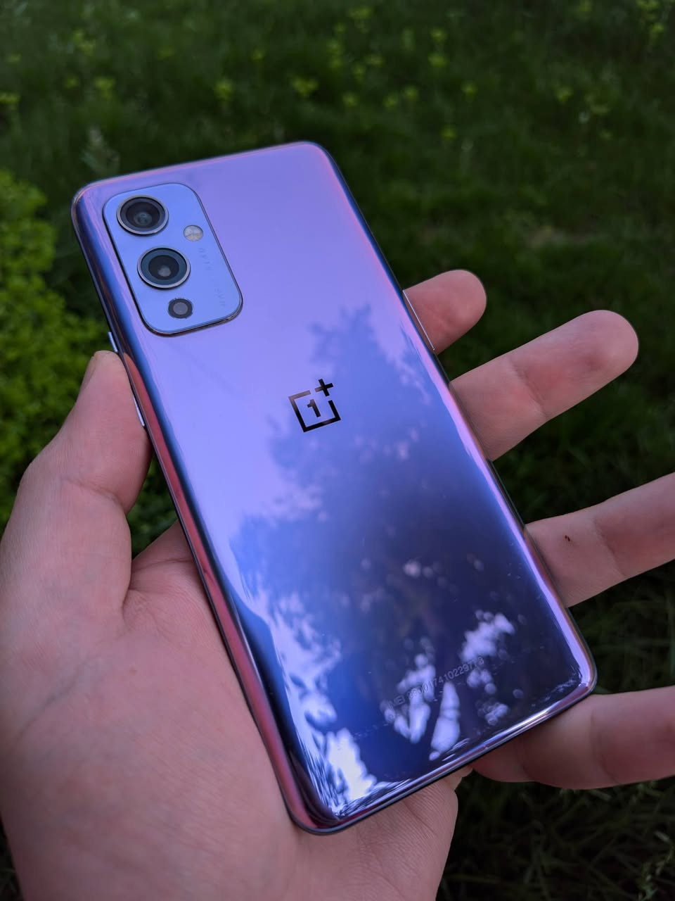 ❌❌❌ بيع فقط ❌❌❌

#𝗢𝗻𝗲𝗣𝗹𝘂𝘀_𝟵_𝟱𝗚
#ون_بلص_𝟵_العادي

📦 مع كفر ولاصق شاشة وشاحن  📦

💰 السعر : 𝟮𝟬𝟱  ألف 💰

📦 توصيل فقط 📦

[  يدعم 𝟭 سيم كارد - خط واحد ]

[المعالج]

 * العليا: 𝗤𝘂𝗮𝗹𝗰𝗼𝗺𝗺 𝗦𝗻𝗮𝗽𝗱𝗿𝗮𝗴𝗼𝗻 𝟴𝟴𝟴 𝟱𝗚 (تكنولوجيا 𝟱 نانومتر)، معالج رائد يقدم أداءً جباراً في الألعاب الثقيلة مثل 𝗣𝗨𝗕𝗚 و 𝗚𝗲𝗻𝘀𝗵𝗶𝗻 𝗜𝗺𝗽𝗮𝗰𝘁.

 * معالج الرسوميات: 𝗔𝗱𝗿𝗲𝗻𝗼 𝟲𝟲𝟬، يضمن تجربة بصرية سلسة جداً مع استقرار عالي في الفريمات.

 * الرام: 𝟴𝗚𝗕 من نوع 𝗟𝗣𝗗𝗗𝗥𝟱 السريع جداً في نقل البيانات.

 * التخزين: 𝟭𝟮𝟴𝗚𝗕 من نوع 𝗨𝗙𝗦 𝟯.𝟭 (سرعة فائقة في فتح التطبيقات ونقل الملفات).

 * نظام التشغيل: أندرويد 𝟭𝟰 مع واجهة 𝗢𝘅𝘆𝗴𝗲𝗻𝗢𝗦، وهي الواجهة الأسرع والأكثر سلاسة واستقراراً في عالم الأندرويد.

[الشاشة]

 * النوع: 𝗙𝗹𝘂𝗶𝗱 𝗔𝗠𝗢𝗟𝗘𝗗 تدعم 𝟭 مليار لون.

 * المقاس: 𝟲.𝟱𝟱 إنش بدقة 𝗙𝗛𝗗+.

 * معدل التحديث: 𝟭𝟮𝟬𝗛𝘇 (يوفر استجابة فورية ونعومة تامة في الاستخدام).

 * الحماية: طبقة 𝗖𝗼𝗿𝗻𝗶𝗻𝗴 𝗚𝗼𝗿𝗶𝗹𝗹𝗮 𝗚𝗹𝗮𝘀𝘀 𝟱.

 * الميزات: تدعم 𝗛𝗗𝗥𝟭𝟬+ وسطوع عالٍ يصل إلى 𝟭𝟭𝟬𝟬 𝗻𝗶𝘁𝘀، مع دقة ألوان واقعية جداً بفضل التعاون مع 𝗛𝗮𝘀𝘀𝗲𝗹𝗯𝗹𝗮𝗱.

[الكاميرات] (بالتعاون مع 𝗛𝗮𝘀𝘀𝗲𝗹𝗯𝗹𝗮𝗱)

 * الخلفية (ثلاثية):

 * الأساسية: 𝟰𝟴𝗠𝗕 بمستشعر 𝗦𝗼𝗻𝘆 𝗜𝗠𝗫𝟲𝟴𝟵، تقدم تفاصيل غنية وألواناً طبيعية.

 * الزاوية الواسعة: 𝟱𝟬𝗠𝗕 (مستشعر 𝗦𝗼𝗻𝘆 𝗜𝗠𝗫𝟳𝟲𝟲) مع عدسة "𝗙𝗿𝗲𝗲𝗳𝗼𝗿𝗺" لمنع تشوه الصورة عند الأطراف، وتدعم تصوير الـ 𝗠𝗮𝗰𝗿𝗼.

 * العزل/أبيض وأسود: 𝟮𝗠𝗕 لإضافة عمق وتفاصيل فنية للصور.

 * تصوير الفيديو: يدعم تسجيل فيديو احترافي بدقة 𝟴𝗞 بمعدل 𝟯𝟬 إطار، و 𝟰𝗞 بمعدل يصل لـ 𝟲𝟬 إطار.

 * الأمامية (𝗦𝗲𝗹𝗳𝗶𝗲): بدقة 𝟭𝟲𝗠𝗕 بمستشعر 𝗦𝗼𝗻𝘆 𝗜𝗠𝗫𝟰𝟳𝟭، تدعم الـ 𝗔𝘂𝘁𝗼-𝗛𝗗𝗥 وتصوير فيديو 𝟭𝟬𝟴𝟬𝗽.

[البطارية والشحن]

 * سعة البطارية: 𝟰𝟱𝟬𝟬𝗺𝗔𝗵.

 * الشحن السريع: تقنية 𝗪𝗮𝗿𝗽 𝗖𝗵𝗮𝗿𝗴𝗲 𝟲𝟱𝗧 بقوة 𝟲𝟱 واط (يشحن من 𝟭% إلى 𝟭𝟬𝟬% في حوالي 𝟮𝟵 دقيقة فقط).

 * الشحن اللاسلكي: يدعم الشحن اللاسلكي بقوة 𝟭𝟱 واط.

[الإضافات والخامات]

 * الخامات: ظهر من الزجاج المحمي بـ 𝗚𝗼𝗿𝗶𝗹𝗹𝗮 𝗚𝗹𝗮𝘀𝘀 𝟱 مع إطار بلاستيكي متين بلمسة فاخرة.

 * الصوت: سماعات 𝗦𝘁𝗲𝗿𝗲𝗼 مزدوجة مع دعم تقنية 𝗗𝗼𝗹𝗯𝘆 𝗔𝘁𝗺𝗼𝘀 لصوت محيطي واضح.

 * البصمة: مدمجة تحت الشاشة (بصري) سريعة جداً ودقيقة.

 * الاتصال: يدعم 𝟱𝗚، 𝗪𝗶-𝗙𝗶 𝟲، 𝗕𝗹𝘂𝗲𝘁𝗼𝗼𝘁𝗵 𝟱.𝟮، و 𝗡𝗙𝗖.

 * مقاومة الماء: مقاوم لرزاذ الماء والغبار (تصميم محكم).


**إذا كنت صاحب هذا الإعلان وتريد حذفه لأي سبب، رجاءا أرسل رسالة إلى الدعم الفني**