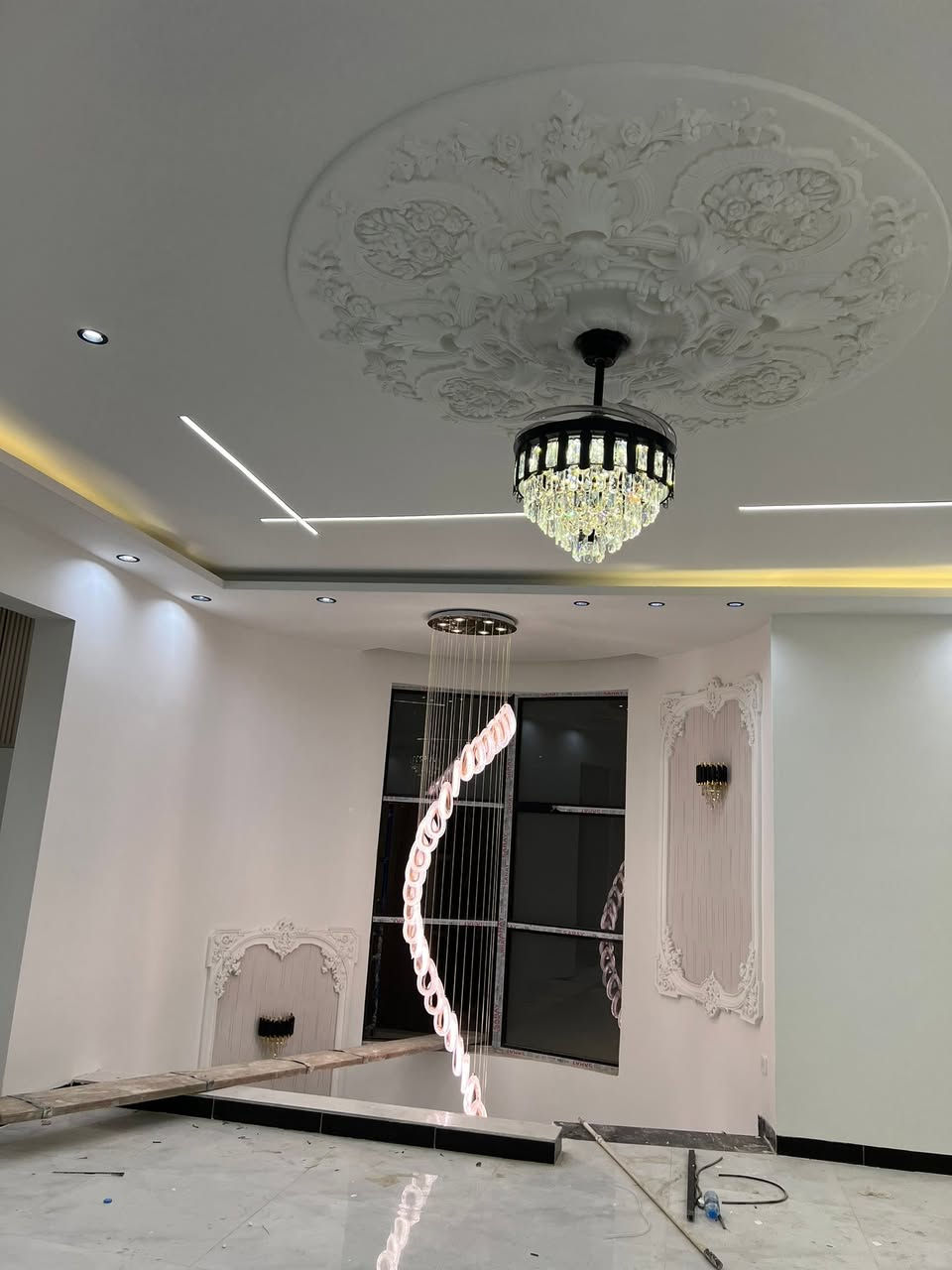 🏠 خلي بيتك يحچي فخامة مع أحدث ديكورات الجبس بورد ✨  
إبداع بالتصميم ودقة بالتنفيذ بأسعار تناسب الجميع 🔥  
لا تخلي بيتك عادي… خله يلفت النظر 😎  

📱 للتواصل: ***********
