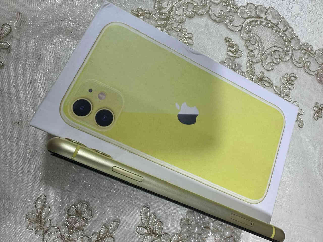 ايفون 11 عادي مكفول من الفتح والصيانه ذاكره 128 الجهاز وتر بروف بطاريه 68 ضمان بالشحن يوم ملحقاته كارتون وراس شاحن للاستفسار *********** ابو حسين
