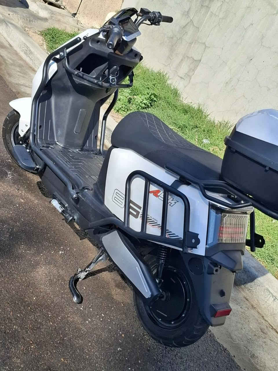 السلام عليكم
دراجه شحن نوع سكنس ASK للبيع
دراجه نظيفه اقل من الشهرين صارلها
الملف 2000 واط حقيقي السرعه 65 حقيقي ! 6 بطاريات مسطره نوع البطاريات ولي
لايت عالي ناصي رماش ؛بريكات امامي وخلفي هايدروليك دسك بريك اشاره يمنه اشاره يسره .بيها مساحه تخزين كبيرة شاحنة اصليه 32 واط
الاستفسار على هذا الرقم *********** العنوان بغداد حي الجهاد
