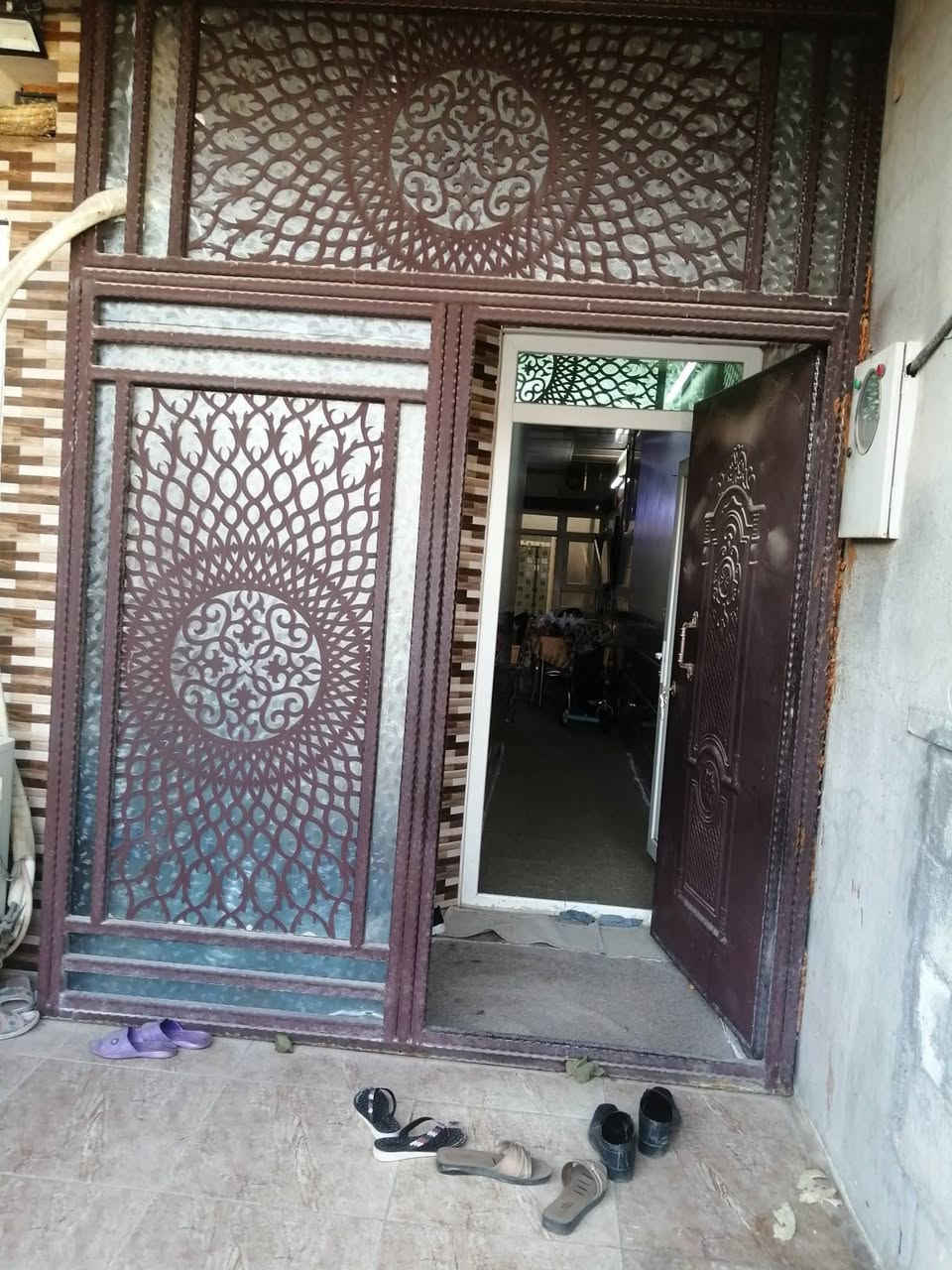 دار للبيع  مع قطعة أرض فيلق خلف المركز الصحي فرع ثانوية عفرين للبنات مساحة الدار ١٣٠م فول سيراميك طابق ونص والقطعه مساحتها ١٧٠م مسيجة للاستفسار ***********
