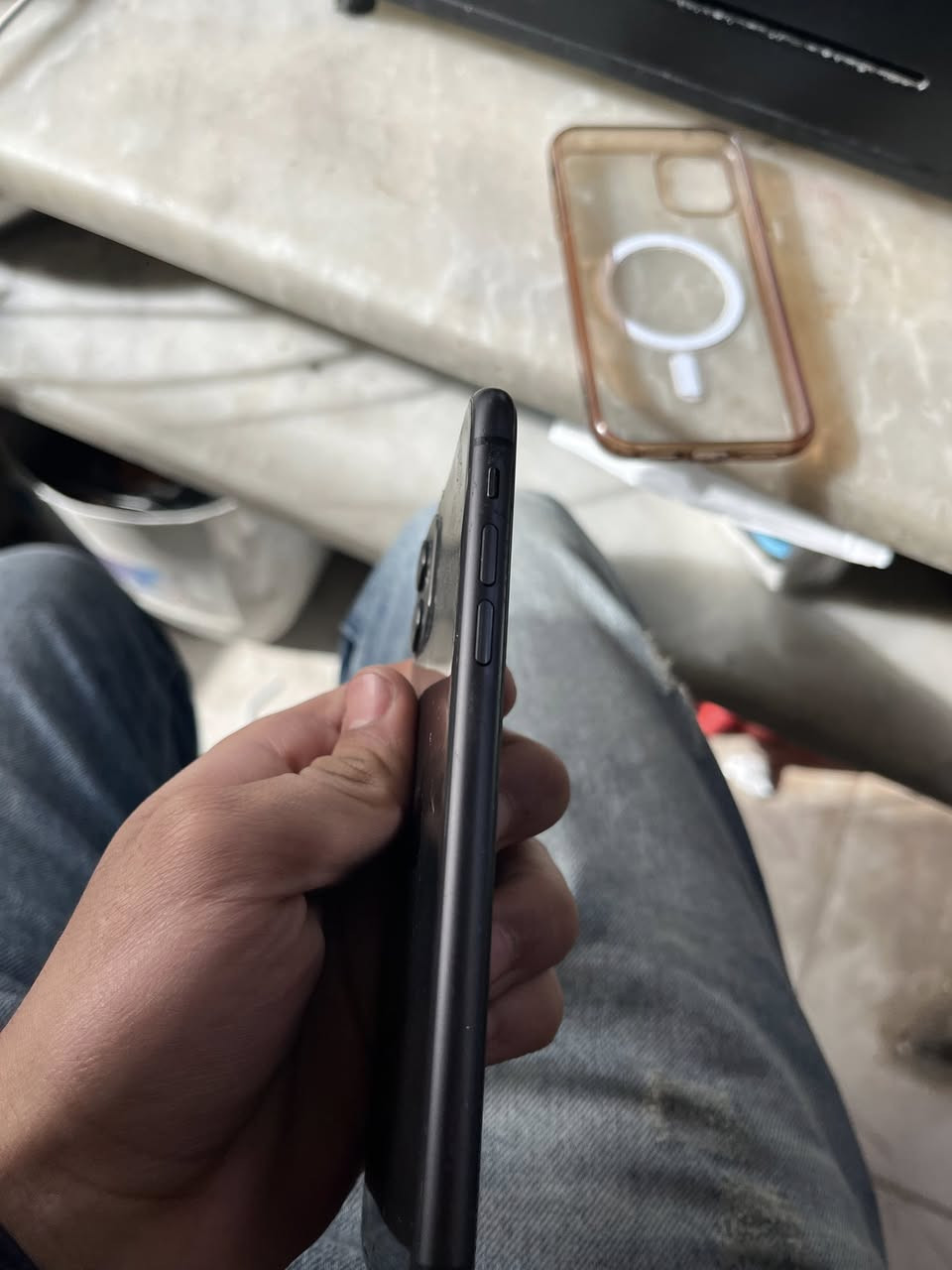 ايفون 11 عادي مبطاريه 73ذاكره 128 مبدل شاشه وشاشه بيها كسر  بس ما مأثر علمس مكانه كربلاء حي لعامل رقم بدون ملحقات ***********سعره 120 مجاله بسيط كلش
