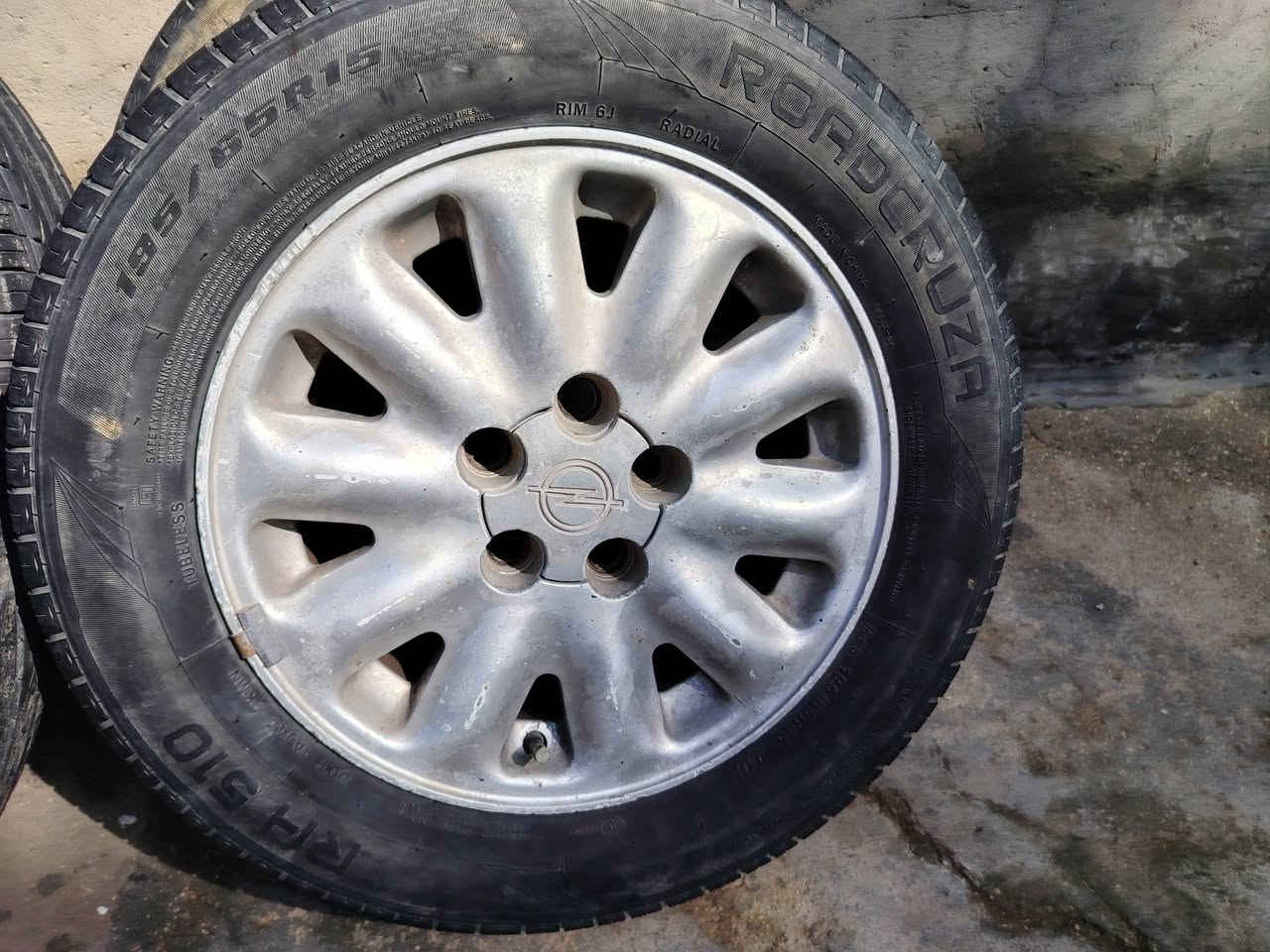 للبيع وياله اوبل جدد وبيهن زوج تايرات جدد وزوج نص عمر  السعر 200 وبيهن مجال (***********)
