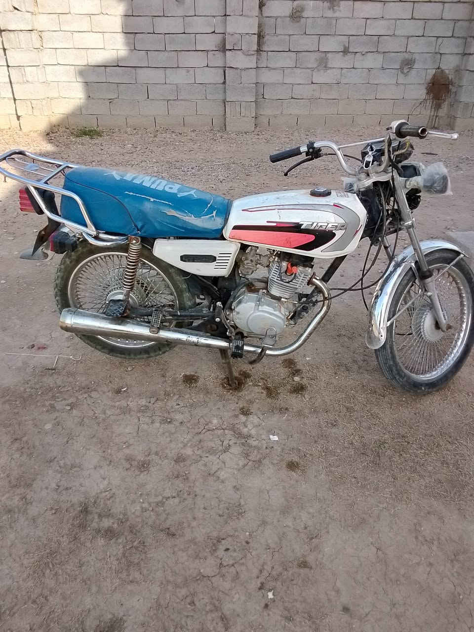 سلام عليكم دراجة تايكر أربعة كير موديل 20اوراق أصولية شطر الترقيم مدفوع كمركهن دراجة نضيفة وخير من اللة شلعة ومعدل مكينة خير من اللة صوت المكينة ناعم خرسة السعر 425وبيهة مجال حك الجية والشراي يدلل الاتصال ***********واتساب ***********
