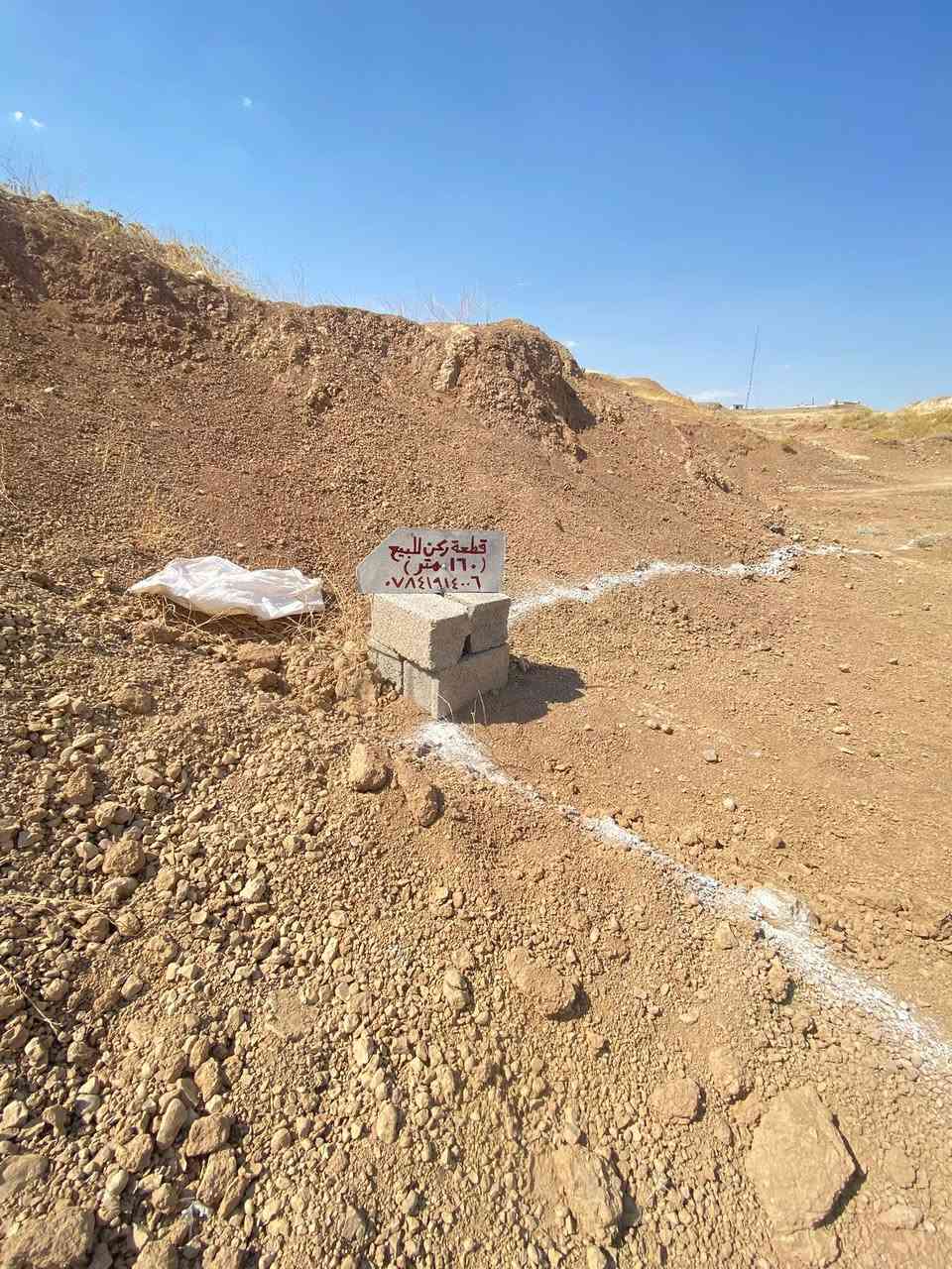 السلام عليكم 
قطعه ارض ركن للبيع المساحه(١٦٠)متر 
موقع حي تنك خلف تانكي الماء الوره المحكه
***********
