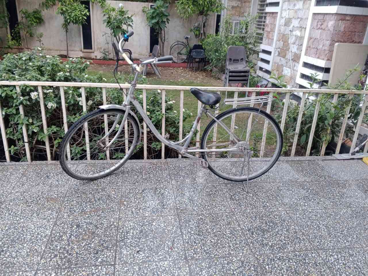 السلام عليكم بايسكل بناتي حجم 26نضيف مابي نقص نضيفالسعر60وبي مجال للتواثل واتساب***********
