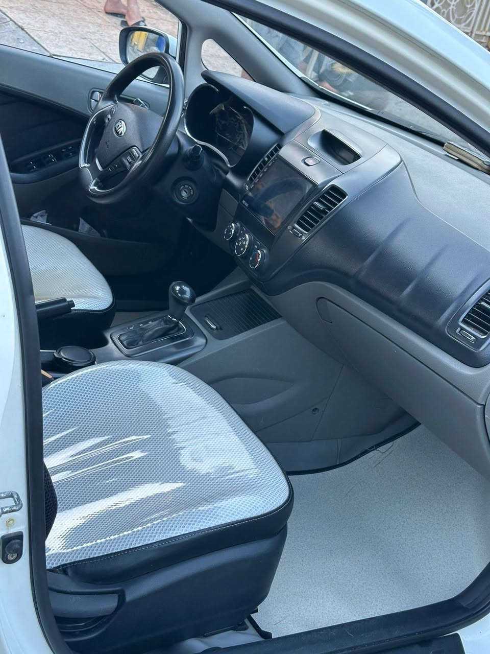 سلام وعليكم من رخصت الادمن سيراتو خليجيه نص فول موديل 16 محرك 1600 ماشيه 60 الف حقيقي  رقم بغداد  مكفوله لا ضربه ولا صبغ بيه بارد بالباب اليمنه مكينه وكير مكفولات صدر مكفول تخم تاير جديد باتري جديد السعر 135 وبيه مجال اي ستفسار اتصل *********** واتساب مكاني بغداد شارع الربيع
