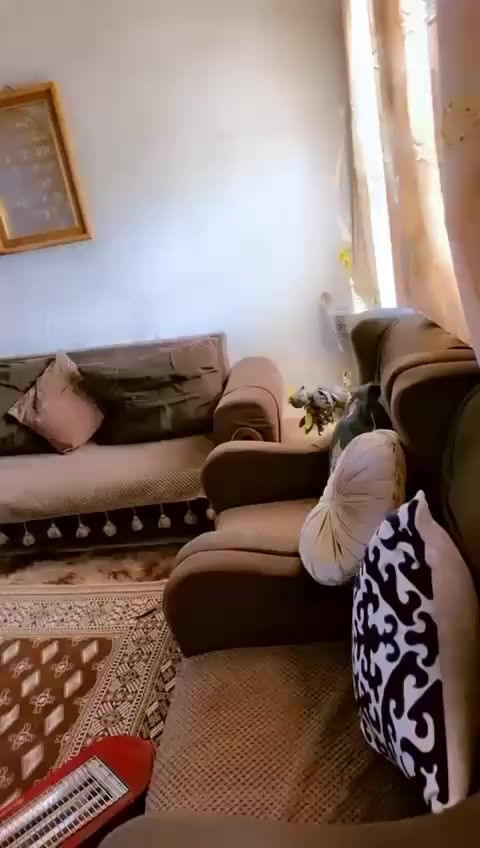 السلام عليكم 
بيت مساحته ٦٥متر 
موقعه بغداد الكرخ فلكه شهداء 
بيت مرتب ونضيف 
وخدماته كامله 
وبنص بيوت طابو يعني كدامك تبليط شارع 
***********
