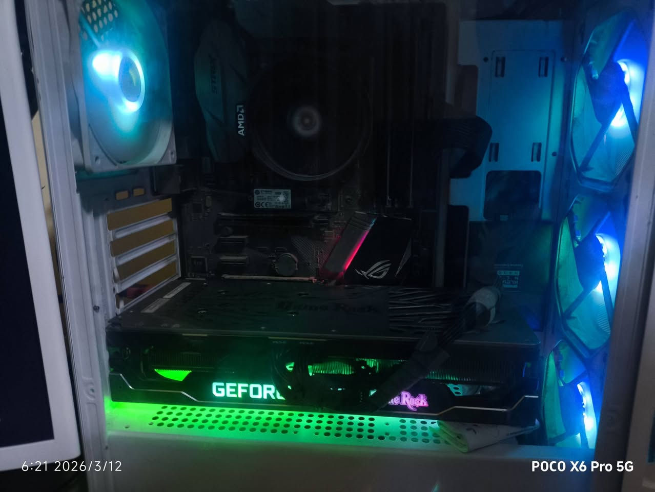 PC Gaming قوي وجاهز لتشغيل أحدث الألعاب 

المواصفات:

 كارت الشاشة:
RTX 3070 Ti 8GB VRAM نسخة GameRock (فئة عليا)
كرت قوي جداً ومعروف بأدائه العالي وتبريده الممتاز، يشغل الألعاب على دقة 2K بأعلى الإعدادات وفريمات ممتازة.

 المعالج:
AMD Ryzen 5 5600X
معالج قوي للألعاب والأداء العالي مع مبرد هوائي يحافظ على درجات حرارة ممتازة.

 الرامات:
16GB DDR4 بسرعة 3200MHz
أداء سريع وسلس مع الألعاب والبرامج الثقيلة.

 المذربورد:
ASUS ROG STRIX B350-F
لوحة أم قوية من فئة ROG المعروفة بالجودة والثبات والأداء الممتاز.

الباور سبلاي:
GameMax GX 750W
باور سبلاي بقدرة حقيقية 750 واط، مستقر وقادر يشغل القطع بدون أي مشاكل.

 التخزين:
SSD 120GB للنظام (ويندوز وبرامج)
SDD 120GB للألعاب
HDD 1TB مساحة إضافية للتخزين

الميزات:
 الجهاز نظيف ومرتب
 خالي من المشاكل
 يشغل كل الألعاب الحديثة على دقة 2K بإعدادات عالية
 مناسب للألعاب الثقيلة مثل Warzone وCyberpunk وGTA وغيرها

السعر:
1400,000 دينار عراقي وقابل للنقاش البسيط.
اخوان السعر مناسب جدا لان البراندات كلش قوية و حلوة
***********
