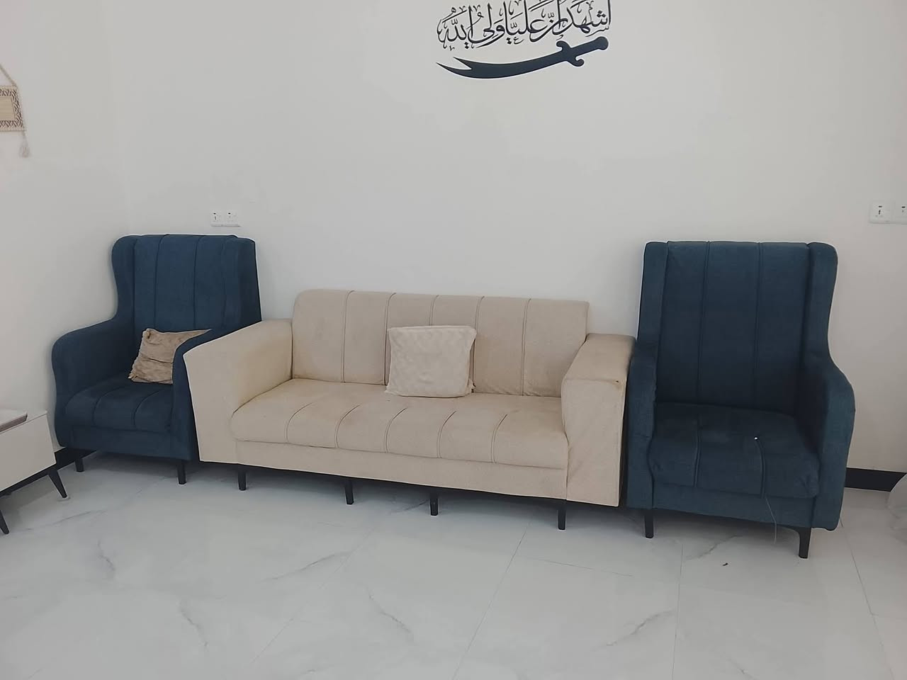 تخم 8مقاعد للببع  سعر 250وبي مجال مكاني السياسيين 
***********
