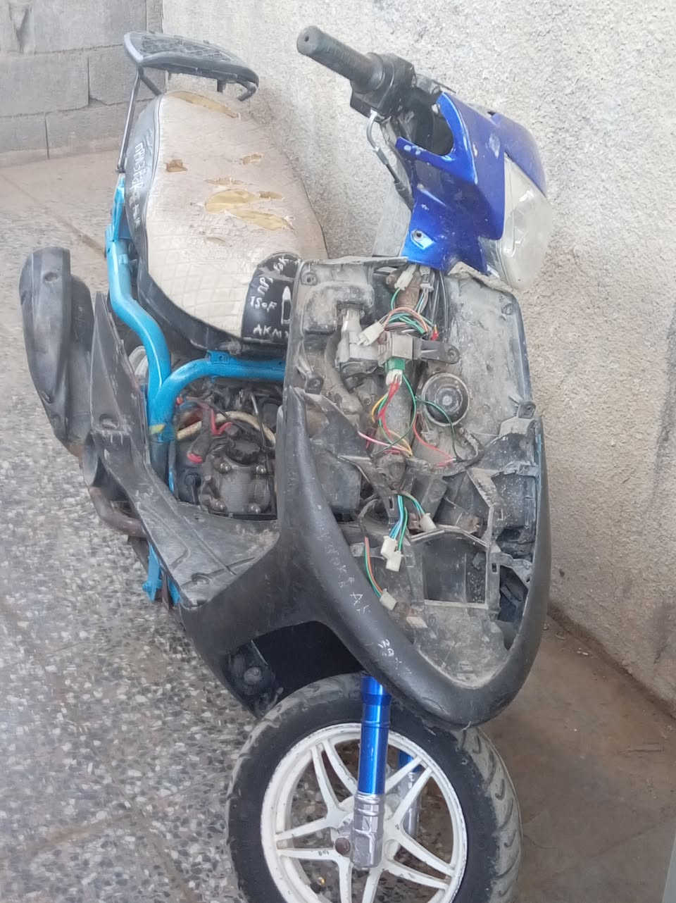 سلام عليكم ماكس عدله الييع
دراجه مابيه شي غراض مالته موجوده دراجه شلعه و معدل بوشتةة 55 مزوده + دراجه طافيه صار سبوع كتف مال شحن محترك وناريه ماكو + سعر دراجه 300قفلل 
مكاني بغداد زعفرانيه /رقم موبايل ***********
