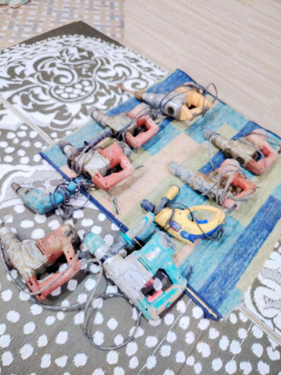 بلااااااااااااااش 
جك همر تفليش مع دريلات المجموعة 9 قطع شغالات نوع TAM وأنواع مختلفة كلهن ب 150 ألف *********** العمارة حي العسكري قرب مدرسة المربد
