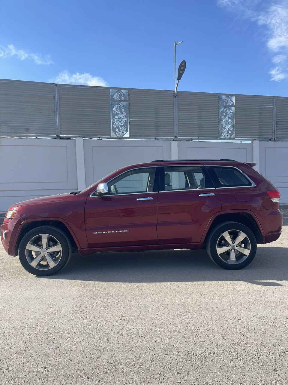 السلام عليكم 
جيب 2015 اوڤر لاند اعلى فئة
محرك V6 ,3600
بصمة 
بانوراما
كشنات جلد هيترات وتبريد امامي خلفي
خزن ميموري 
صندوق كهرباء 
جگات
ويل حجم ٢٠
مرايا شفط 
داخل بيجي
گير طياره
السياره فول واحد على واحد معروفة مواصفات الاوڤرلاند 
حادثها بأمريكا فقط بداية الشاصي صفحة اليمنى داخلة كلين  
هنا بالعراق انصبغ بيها نصف البنيد
مكانها بغداد شهداء البياع 
سعر21000$ (210$)وبيها مجال 
***********
