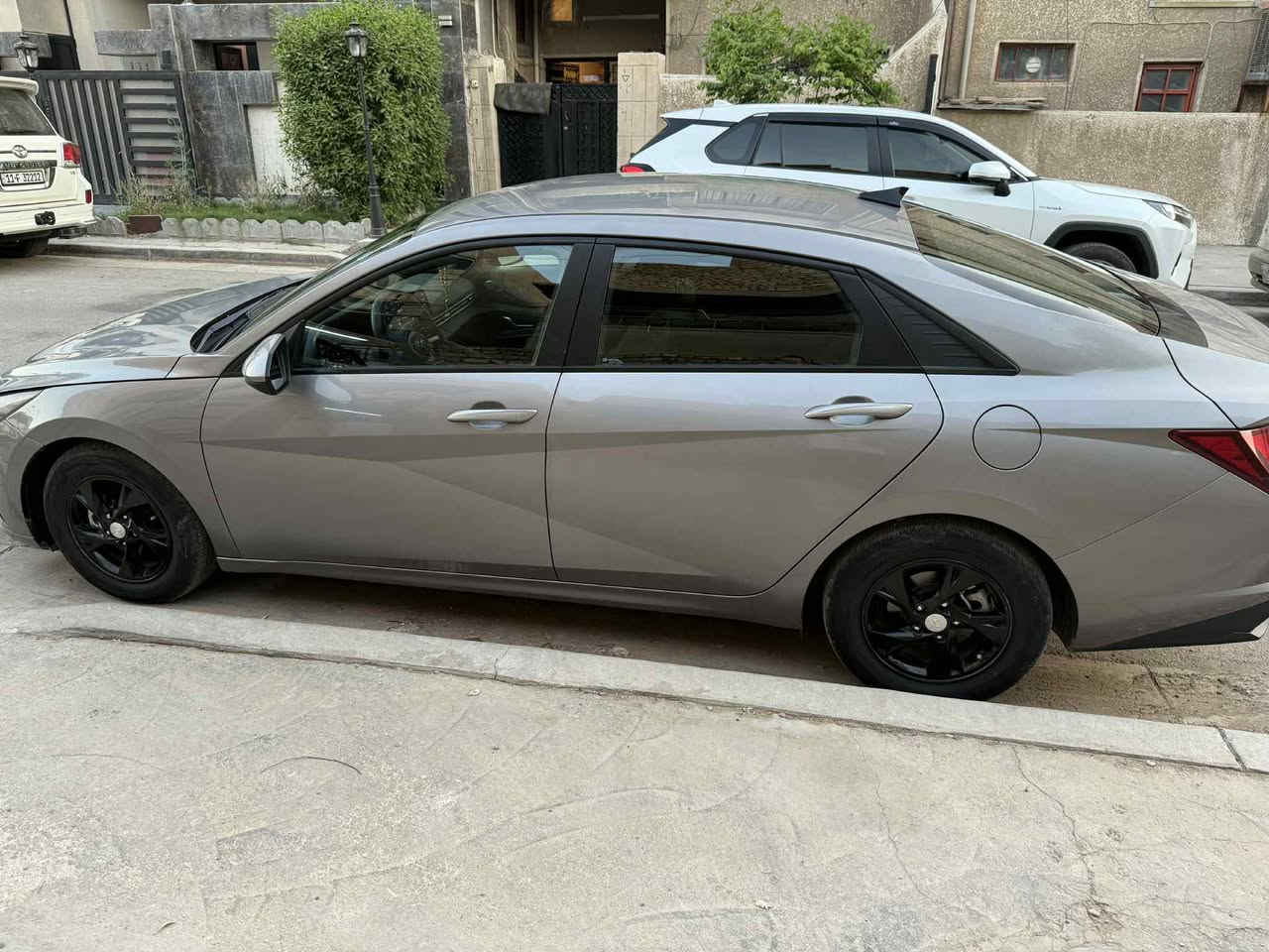 السلام عليكم 

النترا موديل 21 رقم اربيل باسمي ماشيه 47 الف حادثهه جاملغ والبنيد مصبوغ شواصي لغود كفاله ايرباكات كلهه سليمه عده الحادث مابيهه اي تعديل ولا صبغ السعر 145 وبيهه مجال بسيط مكانهه بغداد شارع فلسطين 
***********
