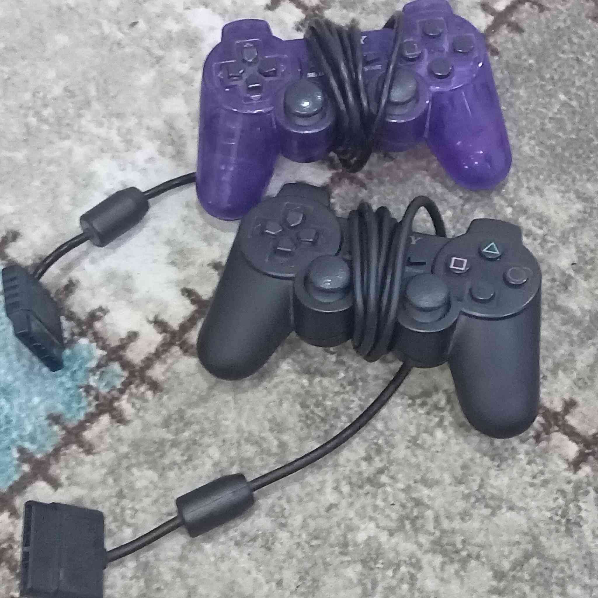 سلام عليكم بلي 2نظيف مع كامل ملحقاتة يدات عدد 2فلاش العاب فيش بدون نقص السعر 50وبي مجال العنوان بغداد مدينة الصدر ***********
