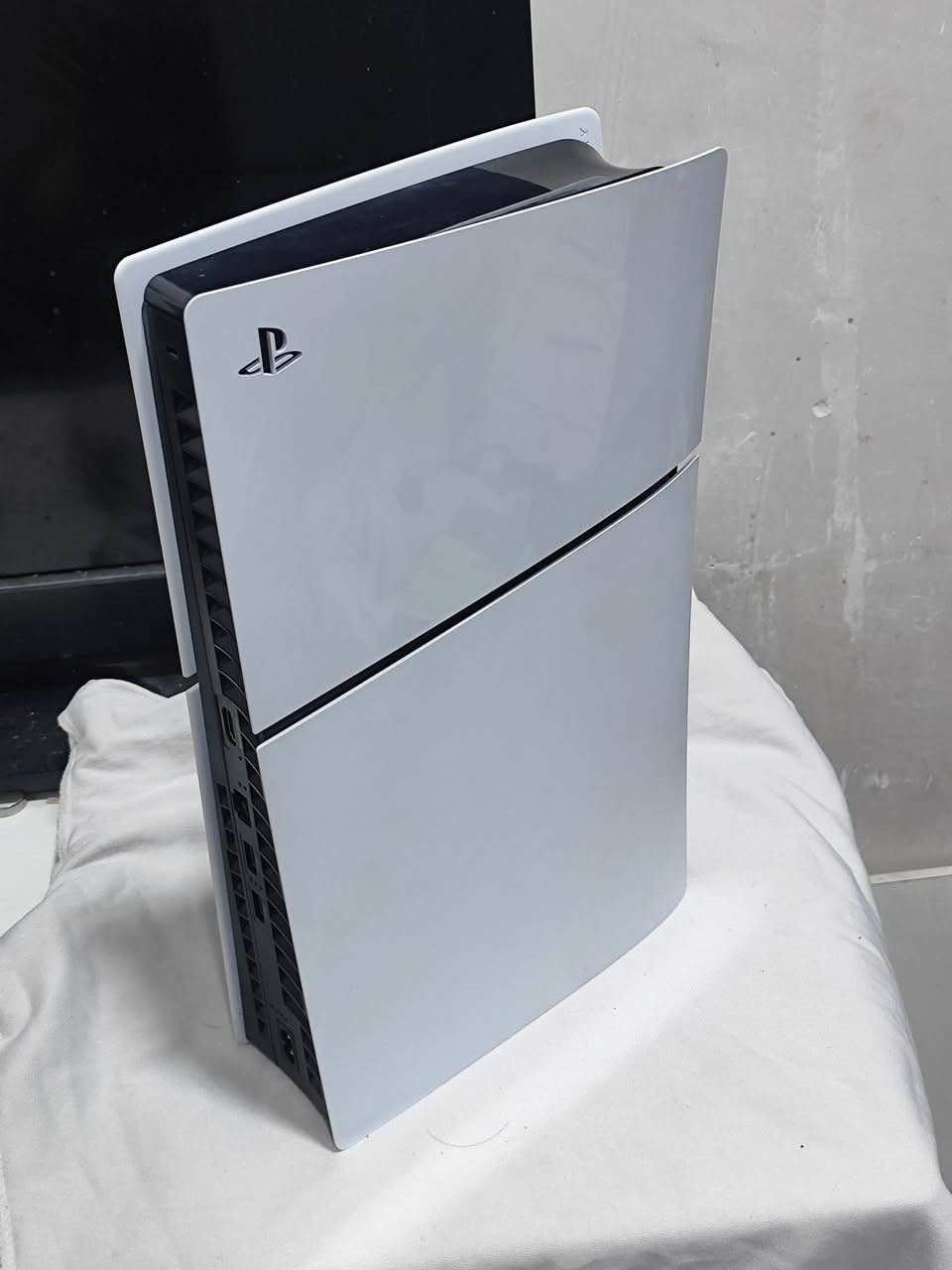 السلام عليكم
جهاز بلي 5 مستخدم استخدام قليل كلش سبب البيع عدم التفرغ 
الجهاز نظيف كلش لا مصلح ولا مستخدم سعة 1 تيرا وكيبلاته كاملة الاصلية ويدة الاصلية والكارتونة موجودة  بالاضافة وياه 

1- كڤر اضافي اصلي باللون الاسود نادر 
2- قرصين فيفا 22 و فيفا 23 عربيات 
3-ستاندن ومبرد للبلي قطعة وحدة وبيها(حامل اقراص وشاحن لليدات و اضائة RGP) 
4-يو بي اس نوع فالكون اوفلاين بقوة 2000VA

ابيع الجهاز مع كامل الملحقات فقط اذا ردت بدون يوبي اس ماكو مشكلة 

سعر الجهاز مع اليو بي اس 875
سعر الجهاز بدون يو بي اس 775

العنوان بغداد البياع توصيل ماعندي للأسف تحب تجي تفحص كدامك العراض وتاخذه بالعافية 

للتواصل واتس اب رقمي: ***********
