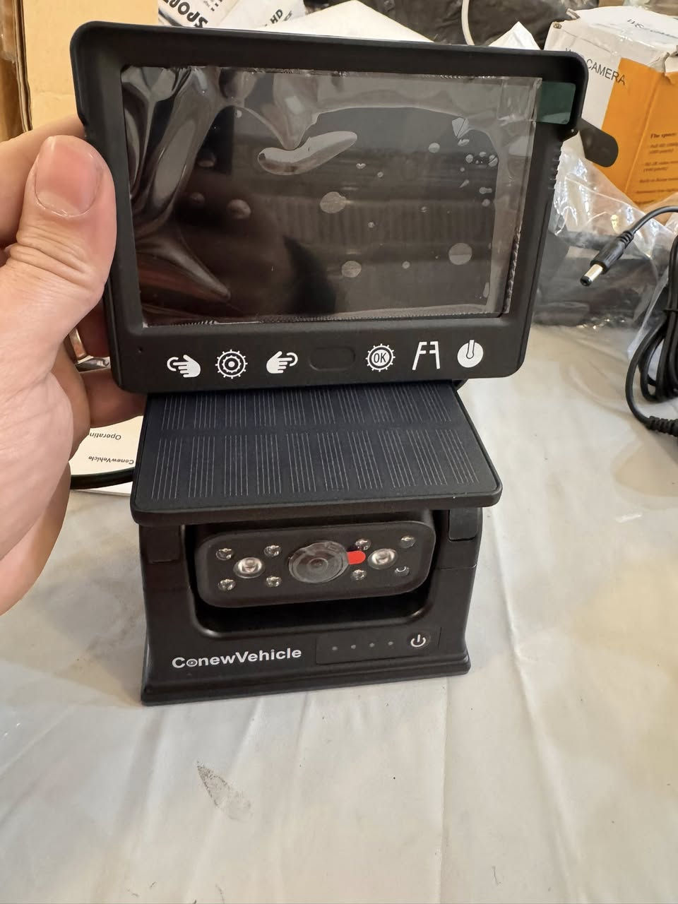 هذا المنتج هو طقم كاميرا احتياطية لاسلكية تعمل بالطاقة الشمسية من العلامة التجارية ConewVehicle.
الشاشة: شاشة مقاس 5 بوصة لعرض رؤية السيارة الخلفية. 
الكاميرا: كاميرا لاسلكية تعمل بالطاقة الشمسية مع قاعدة مغناطيسية لسهولة التثبيت على الأسطح المعدنية. 
المميزات: تحتوي الكاميرا على بطارية مدمجة قابلة لإعادة الشحن ورؤية ليلية مقاومة للماء. 
التركيب: يتميز بسهولة التركيب دون الحاجة إلى حفر أو أسلاك معقدة.


**إذا كنت صاحب هذا الإعلان وتريد حذفه لأي سبب، رجاءا أرسل رسالة إلى الدعم الفني**