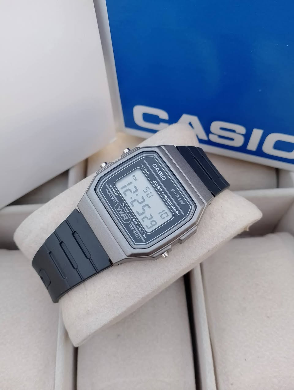 بسم الله الرحمن الرحيم 
تحيه طيبه للجميع ♥️ 
للبيع ساعه كاسيو 
وكاله اصلي غير مستخدم 
سير ربل اصلي
مقاوم للماء 
مضيئه ليلاً 
كامل مرفقات 
السعر 30 الف 💵💵 
العنوان بغداد الدورة 
يوجد توصيل إلى جميع محافظات العراق وبغداد أيضاً
للحجز والاستفسار المراسله على الخاص او على الرقم 
ه‍ *********** ☎️ متوفر واتساب
