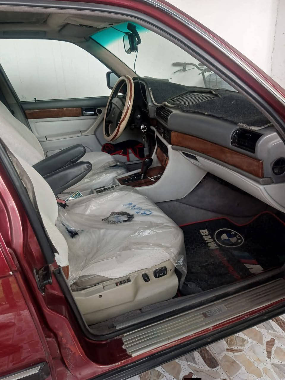 للبيع سياره بي ام موديل ١٩٩١ حجم 735
كير اوتماتيك 
تنتة 
دبل چكمجه  
نفاظه سلايد 
جام اوتو رباعي 
٥ بردات 
داخل رصاصي 
غرفه جلد طبي 
كشنات كهرباء 
صاج ملكي 
ويل خليه 
تخم تاير 
رقم بغداد سنوية باسمي مصبوغه عام للجماليه ترايها زيرو
محرك كير صدر امامي خلفي مكفول سياره نظيفه منفوظه نفظ مكانها الرمادي تواصل واتس اب ***********
سعرها 75ورقه
