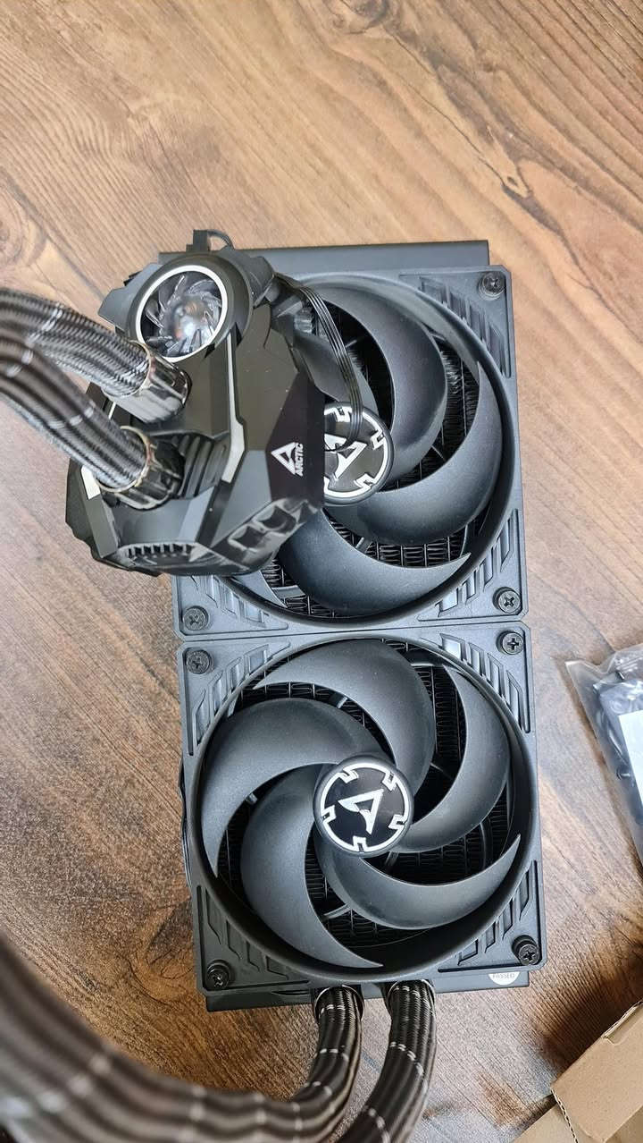 السلام عليكم متوفر مبرد مائي اصلي مستعمل قليل جداً اخو الجديد Liquid Freezer ll 240 
سعره 165 وبي مجال بسيط
متوفر توصيل لكل محافظات العراق ***********
