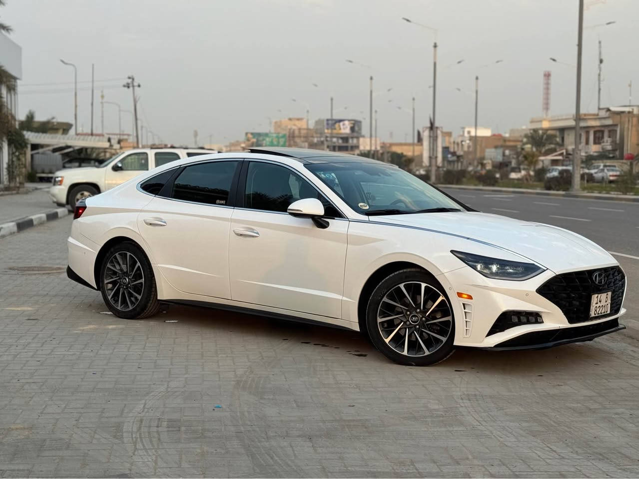هونداي سوناتا لمتدد معروفه مواصفاتها                      تتقدم وترجع بلبصمه ٥ كامرات 360 درجه محطيه     كشنات جلد حار وبارد           اوتو هولد        سايد بريك لمس عينه          ليزريه داخل السياره فول الفول للاخير 
موديل ٢٠٢٣ معوّقين بصره كفاله عامه فقط مياه المطار وشرط بدون قطره ماي بداخل السياره بيها خسفه بلجاملغ علا والبنيد علا وضعهم باقين
كير مكينه تبريد وحداديه وتخم تاير كفاله 
ماشيه ٦٧ الف *********** 
السعر 200 بيها مجال للشراي البصرة, العراق
