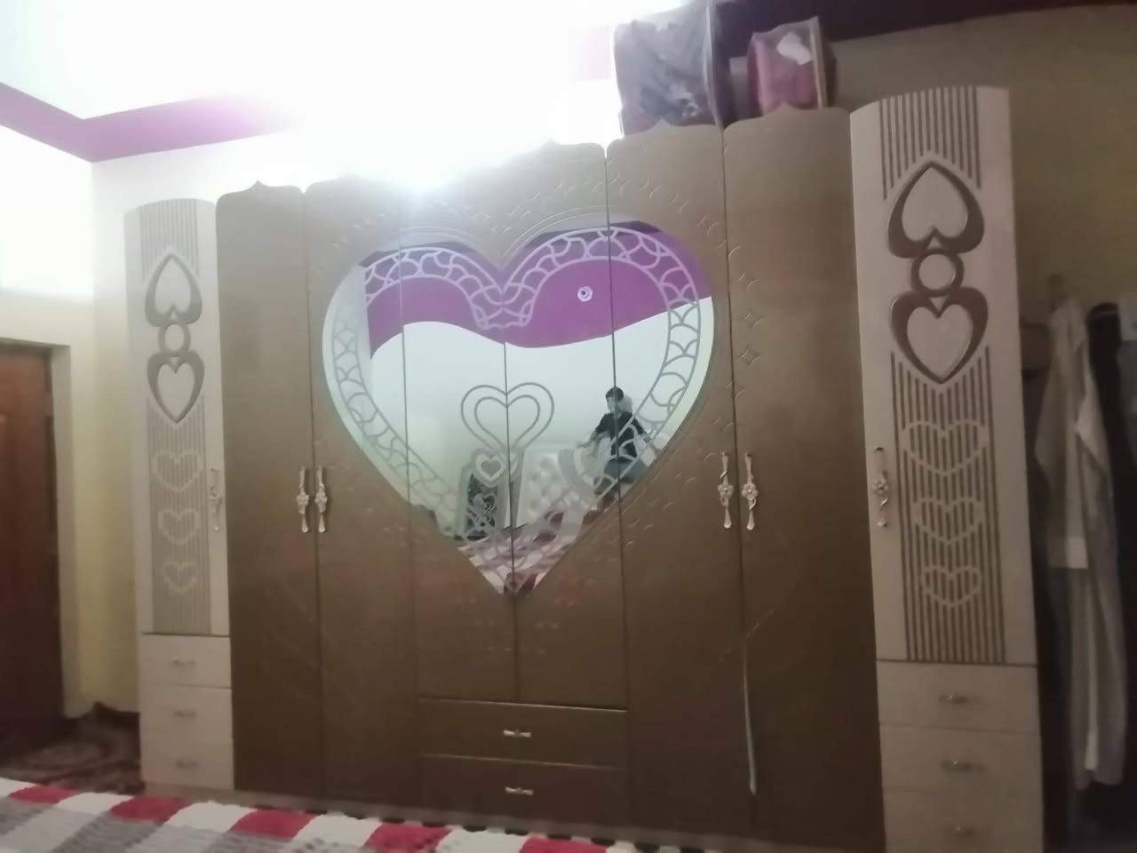 السلام عليكم غرفة للبيع سعرها 600 وبيها مجال لاتكسرون بالسعر***********
