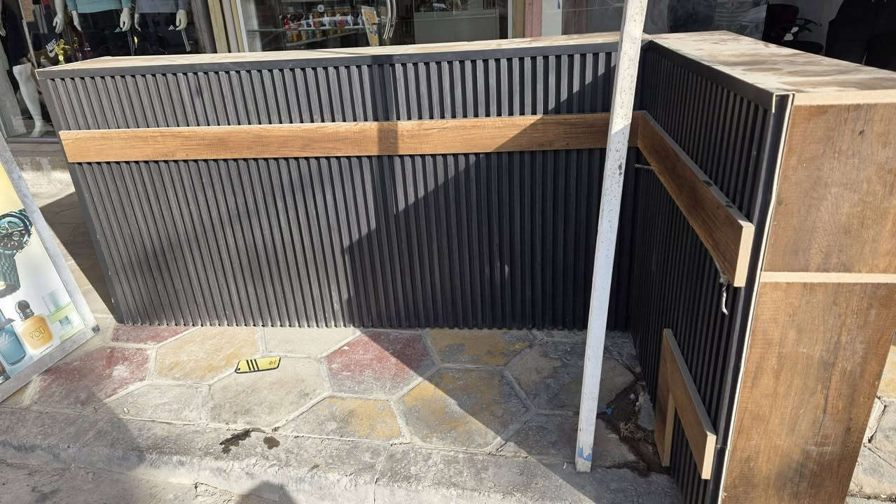 ​للبيع ميز عرض متكامل (ديكور) بتصميم حديث، جداً نظيف ومناسب لأصحاب المحلات اللي يحبون الفخامة والترتيب. الميز نظافته ممتازة جداً (مثل الجديد) وموضح بالصور والفيديو.
📏 تفاصيل القياسات:
​الميز الأساسي: طول 2.5 متر | عرض (عمق) 42 سم.
​الصباحية: طول 1.5 متر.
​المجموع الكلي: 4 أمتار (طول مثالي للعرض).
​✨ ليش هذا الميز؟
​تصميم عملي يستوعب عدد كبير من الأجهزة والإكسسوارات.
​خامة قوية ومتينة، واللون يتناسب مع أغلب الديكورات.
​تم تبديله فقط بسبب تغيير نظام ديكور المحل.
​📍 العنوان: ديالى - المقدادية - السوق القديم - قرب مطعم سراب.
💰 السعر: [250] (بي مجال للشراي الجاد).
هاتف ***********/***********
