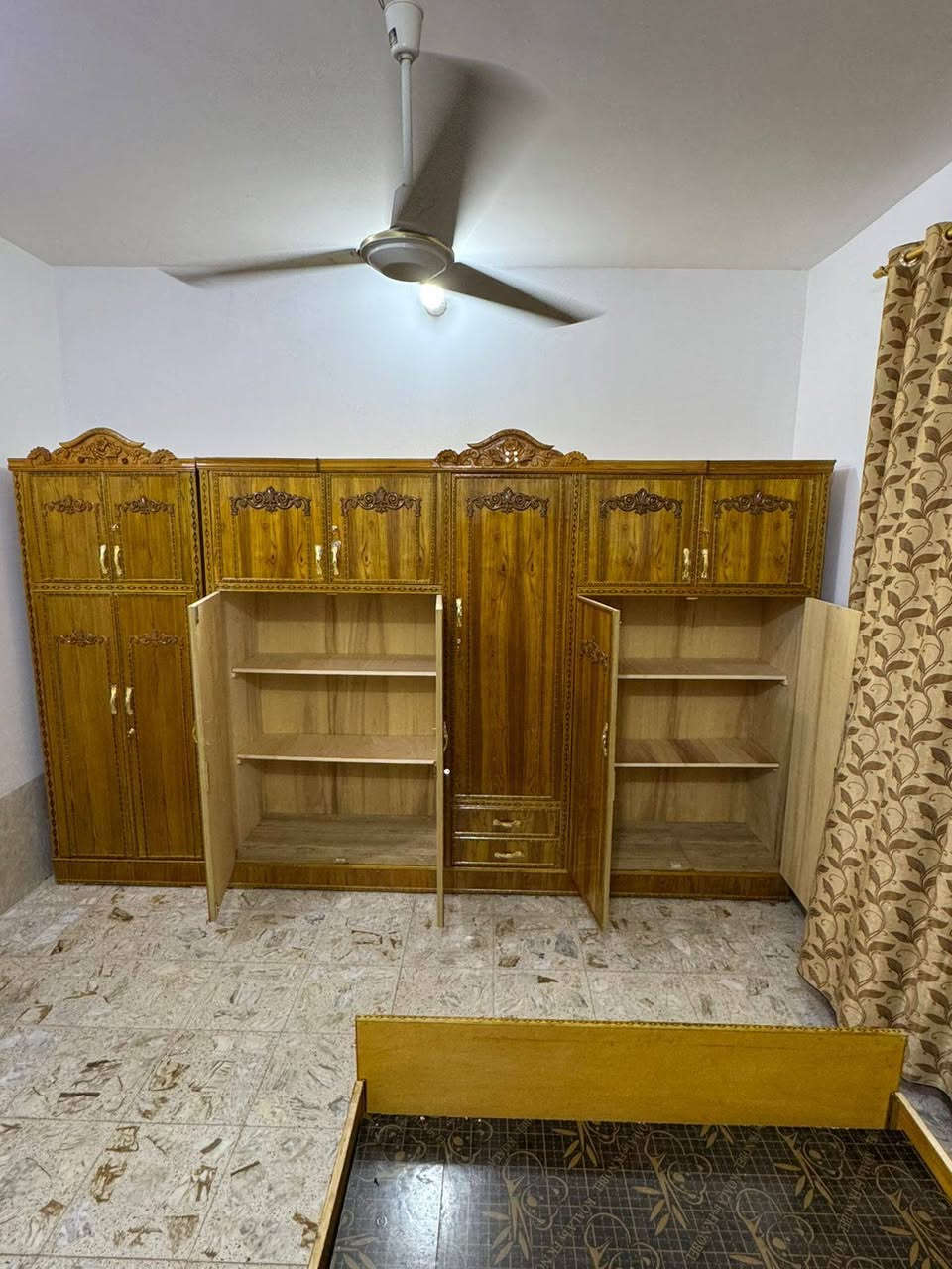 غرفه لوجه صاج طبيعي 4 ملم والداخل 3ملم معاكس ابيض القاعده بلوك ضهر جرجوبه براغي ارتفاع الكنتور مترين و35 مع التاج ناصي ملحق الطول 3متر ونص الزاويه برتفاع الكنتور عرضه 90 سانتيم ميزتواليت وجربايه وكومديات يمنه ويسره والصوميه شغل درجه اوله بلوك بلاويدداسود 6رجلين ام ال5 باب السعر مع الشد والنقل 850 داخل بغداد فقط ***********
