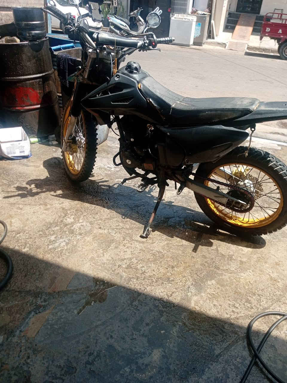 مرحبا بكم وياكم دراجه شخصيا
اني من نوع يسموني قفاز صنعت بصين مكينتي 250cc
سريعه كلش👄كلجاتي نضيفه 

لامفتوحه لا منورة ولا من كدام مملعوب بيه ابد صاحبي قرر يخون عشره ويامنه وشكدد وكفتله وساعدته تالي خان عشره😒
كهربائيات سلف هندر شغاله بطل بانزين تخليلي امشيك شهرين 
فه اريد ابن اوادم ياخذني يستر عليه وميخون مثل قبله تعبت لين 

مكاني بغددداد حي عامل ***********
