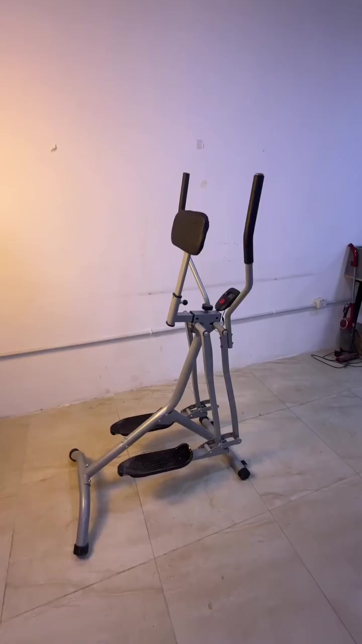 جهاز المشي الهوائي الثابت مع مسند ظهر (Air Walker Trainer)

الاستخدامات:

يساعد على تمرين كامل للجسم (الذراعين، الساقين، والخصر) بطريقة سلسة ومنخفضة التأثير.

مثالي لحرق الدهون وتنشيط الدورة الدموية وتحسين اللياقة البدنية في المنزل.

مناسب للرجال والنساء من مختلف الأعمار لممارسة التمارين الهوائية اليومية.

يمكن استخدامه لتقوية عضلات الأرجل والبطن والظهر في نفس الوقت.

المميزات:

تصميم قابل للطي لتسهيل التخزين بعد الاستخدام.

مزود بمسند ظهر مريح لدعم العمود الفقري أثناء التمرين.

شاشة رقمية لعرض الوقت، عدد الخطوات، المسافة، والسعرات الحرارية المحروقة.

مقابض مغطاة بالمطاط لتوفير قبضة مريحة وثابتة.

حركة انزلاقية ناعمة تمنحك تمرينًا طبيعيًا دون ضغط على الركب والمفاصل.

هيكل فولاذي قوي يتحمل حتى 100 كغ تقريبًا.

تركيب سهل وفق الدليل المرفق.

محتويات الصندوق:

جهاز Air Walker Trainer.

مسند ظهر.

شاشة رقمية (عداد).

مفكات وأجزاء التركيب.

دليل الاستخدام والتركيب.

ملاحظات:

أبعاد الكرتون: 92 × 40 ×22 سم.

الوزن الصافي: 16 كغ، الوزن الإجمالي: 18 كغ.

يعمل ببطارية AAA لشاشة العرض.

مخصص للاستخدام المنزلي فقط (غير تجاري).

يُوصى بوضعه على سطح مستوٍ لتجنب الاهتزاز أثناء التمرين.
السعر 90 الف


**إذا كنت صاحب هذا الإعلان وتريد حذفه لأي سبب، رجاءا أرسل رسالة إلى الدعم الفني**