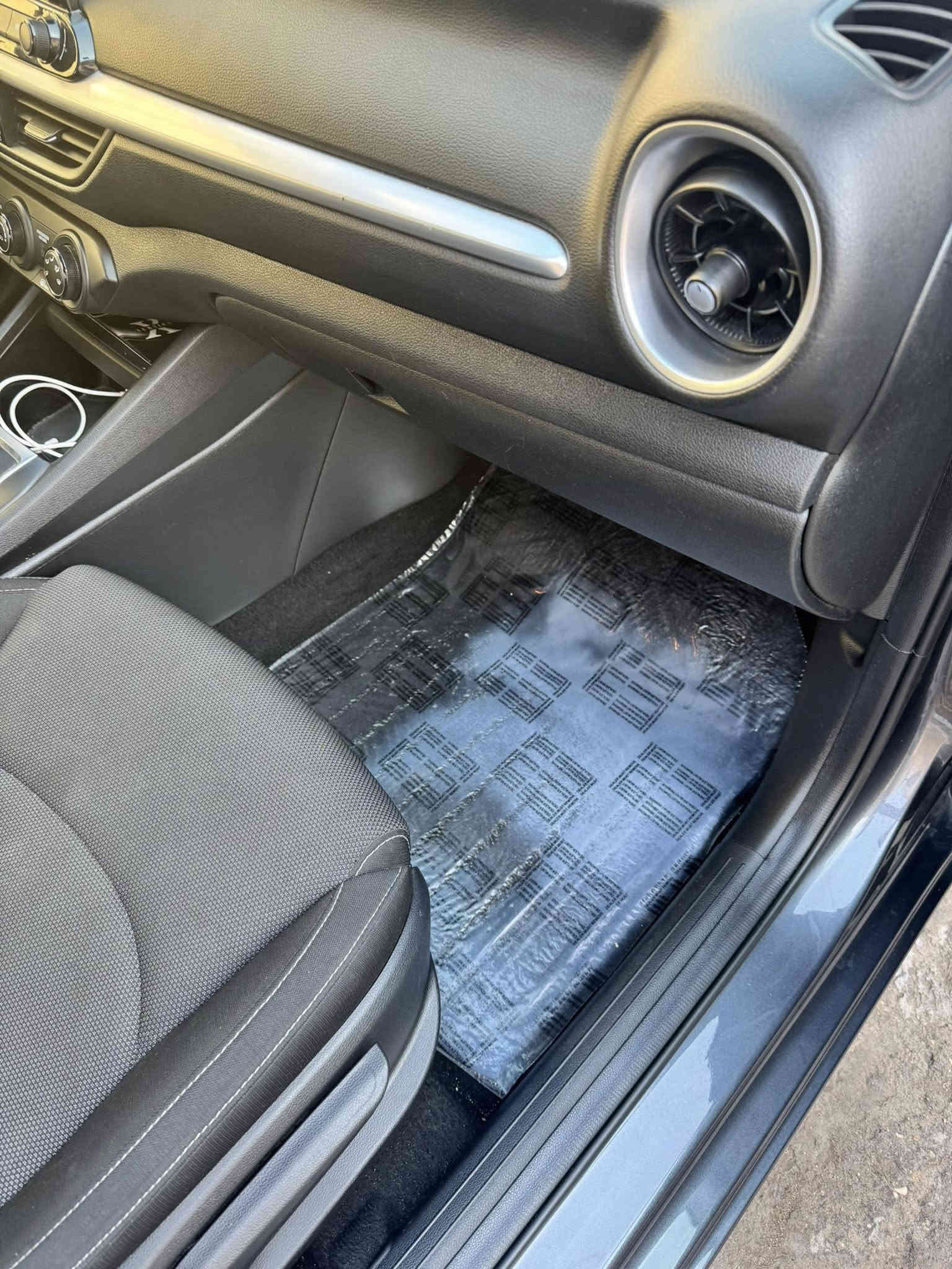 السلام عليكم للبيع كيا فورتي موديل 2023 
رقم بغداد بسمي 
وارد امريكي حادثا فقط  دعامية امامية وبيها صندوك مبدل وجاملقين صبغ فقط بدون ضربة ماشية 24 السيارة علة ايدي من امريكة السيارة وضع شركة وحديدة بمعنى الكلمة 
مكينة 2000 دوش 
السيارة برقي ما مفتوح بيها 
السعر 154 
العنوان بغداد شارع الورفلي ***********
