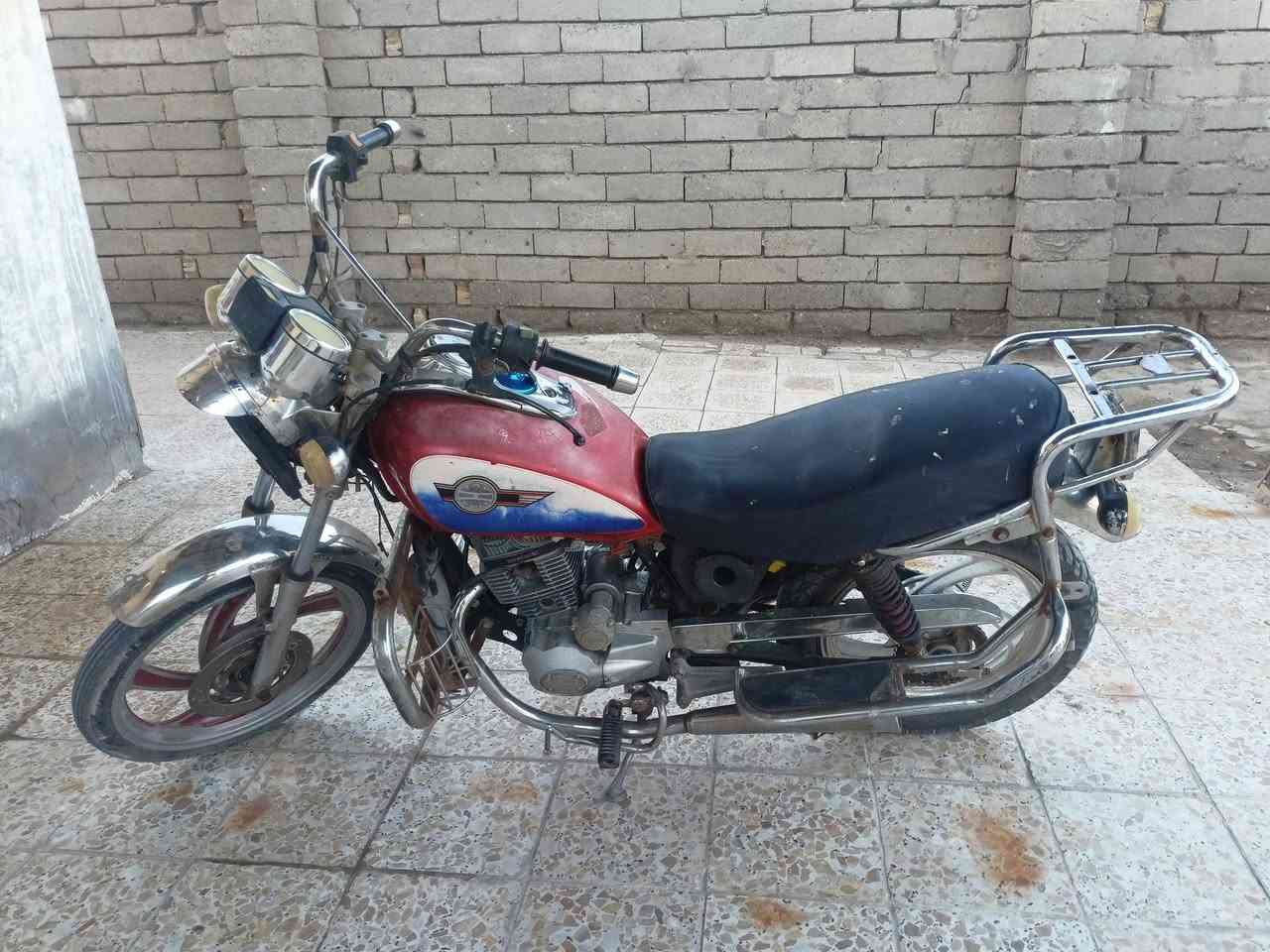 دراجه نظيفه وحلوه محرك ما مفتوح ادوات كامله بها لايت وسريعه مكان بصره قرنه سعر 350 بها مجال للشراء اغراض جديده تايرات كل شيء بيها جديد الرقم ***********
