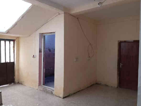 يوجد دار للبيع طابو صرف
مساحته 200متر 
العنوان حي الزهراء خلف جامع اهل البيت 

البيت ينباع نقد او مبادره 
البيت يحتوي على غرفتين نوم وصاله ومطبخ وصحيات داخلية وخارجية واستقبال وكراج سياره ومناور 
البيت عكاده والاساس كونكريت مسلح وكله طابوك 
البيت نضيف وعالي عن شارع موقع جدا حلو 

اي استفسار اتصال على ارقام التاليه 
*********** بإدارة ابوامجد الكرعاوي العقار 
***********
*********** بإدارة ابورقيه العرداوي العقار 

ومراجعه للمكتب اسم المكتب الغيث للعقار 

عنوان المكتب حي العسكري الاول قرب مطعم كباب نذير الشارع مباشره
