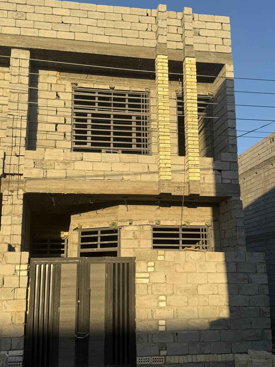 سلام عليكم دار للبيع مساحه ١٠٠ متر
واجه ٥ نزال ٢٠ بناء حديث درجه اولى 
البيت يحتوي على غرفتين نوم طابقين 
اصوليات الارض سند ٢٥ 
خارطه حديثه البيت داخله مفتوح مرتب 
نقوصات بسيطه باقيه بيه 
البيت ينباع عله هل وضع او تسليم مفتاح حسب الاتفاق 
الموقع بغداد الراشديه منطقه ٧ نيسان 
خدمات كامله ماء كهرباء ارصفه شارع تبليط عرضه ٩ متر 
للاستفسار ***********
