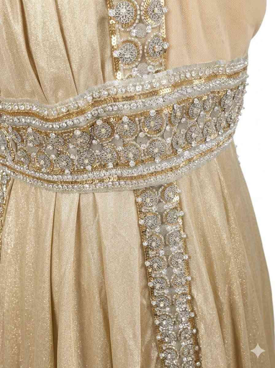 للأناقة عنوان واحد.. ولحضوركِ هيبة الملوك! ⚜️✨لعشاق التميز والقطع النادرة التي لا تتكرر، نقدم لكم قطعة استثنائية من روائع المصمم العالمي Basil Soda. فستان سهرة يدمج سحر التصميم الإغريقي الكلاسيكي بفخامة التطريز اليدوي العصري.
أبرز تفاصيل القطعة:

لمسة ملكية: لون ذهبي ميتاليك دافئ يضفي بريقاً ساحراً تحت الأضواء.

شغل يدوي فاخر: تطريز متقن بالكريستال والألماس واللؤلؤ يزين الصدر والظهر وأطراف الخصر.

قصة انسيابية: تصميم درابيه يسحر العيون مع شق جانبي يعزز حرية الحركة والجاذبية.

أصالة مضمونة: فستان يحمل الهوية الأصلية لدار الأزياء لضمان الفخامة المطلقة.

✨ امنحي مناسبتكِ القادمة إطلالة تليق بالريد كاربت.
🛍️ للطلب، السعر، ومعاينة المقاسات المتاحة، يسعدنا تواصلكم معنا عبر الرسائل الخاصة.

للأناقة عنوان واحد.. ولحضوركِ هيبة الملوك! ⚜️✨لعشاق التميز والقطع النادرة التي لا تتكرر، نقدم لكم قطعة استثنائية من روائع المصمم العالمي Basil Soda. فستان سهرة يدمج سحر التصميم الإغريقي الكلاسيكي بفخامة التطريز اليدوي العصري.


**إذا كنت صاحب هذا الإعلان وتريد حذفه لأي سبب، رجاءا أرسل رسالة إلى الدعم الفني**