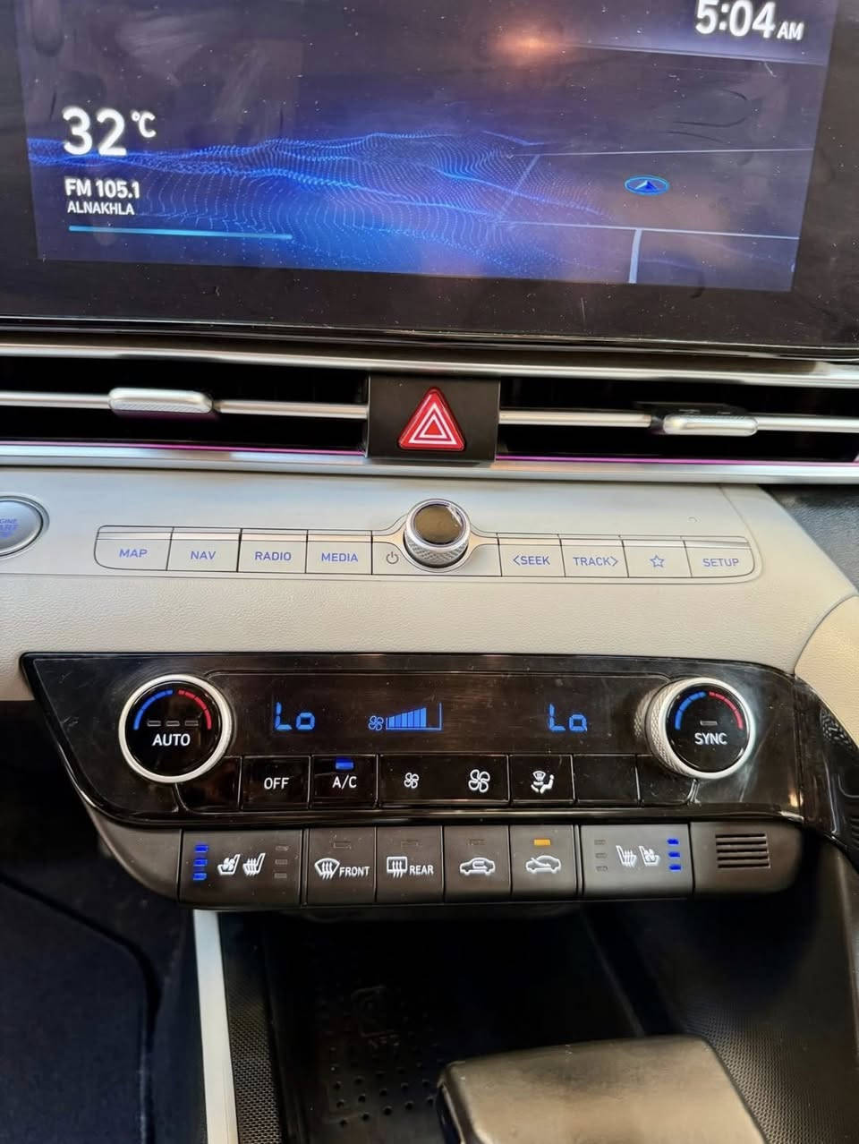 سلام عليكم للبيع فقط النترا موديل 2023 هايبرد حادثه طخه بالجاملغ ومبدل بلادي والحافه مال البنيد الي يم الجاملغ مصلحه بدون فتح البنيد السيارة فولل مواصفات داخل لونين فتحه وكشن كهرباء فول للاخير رقم بغداد بسمي تحويل ثاني يوم ماشيه 28 مكاني بغداد الشراي يتصل مامتواجد على الفيس بوك *********** سعرها ((148))
