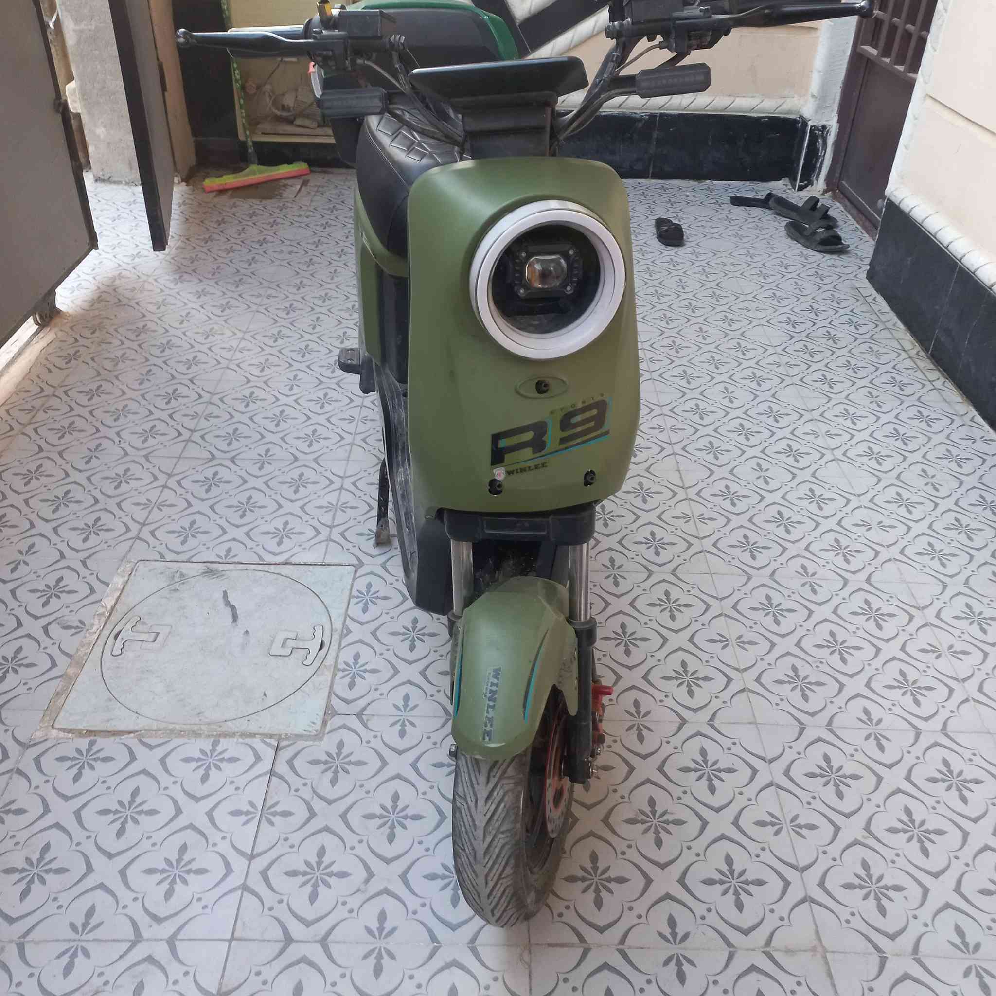 سلام عليكم
عندي دراجه شحن للبيع R9 
*خمس بطاريات 
*اربع سرعات 
*شاشه اعطال 
*بلوتوث +شحن هاتف 
*لايت عالي ناصي 
*مثبت سرعه
* البارك P +البك R
مكاني الدورة  السعر 450 وبيها مجال  
رقمي ***********
