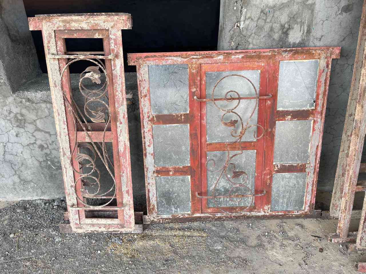 السلام عليكم
موجود بوب وشبابيك حديد للبيع 
بوب خارجيه عدد 2 
1 باب طول 250 وعرض 140
2 باب طول 250 وعرض 110
شبابيك عدد 9
6 شبابيك قياس واحد طول 130 وعرض 120
وشباك مطبخ طول 100 وعرض 100 
وشباكين كندور طول 120 وعرض 40 

للشراي يتصل على هاذ الرقم ***********
