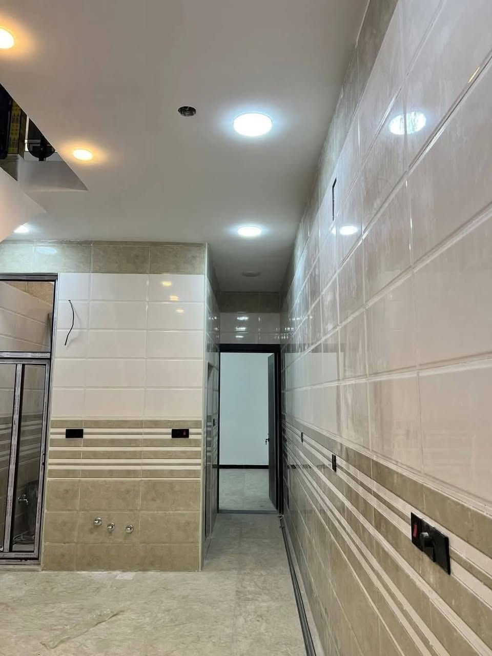 السلام عليكم يوجد مشتمل للبيع مساحة 75متر يحتوي على 3غرفة نوم وصالةومطبخ وخدمات بيت  ارضية مرمر موقع ممتاز ديوان المخابرات قرب حي جهاد السعر مناسب الاستفسار على هذا الرقم ***********
