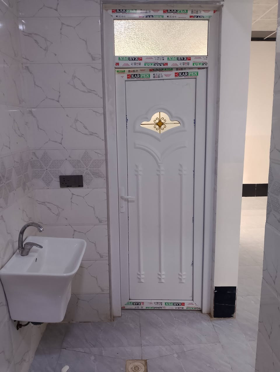 السلام عليكم بيت يجار حي السماح الثانيه غرفه هول مطبخ صحيات وستقبال بناء 🏢 حديث فول فول التواصل مع مكتب صفوان السنجاري سقق الخظراء او على الارقام التالي ***********اسيا ***********
