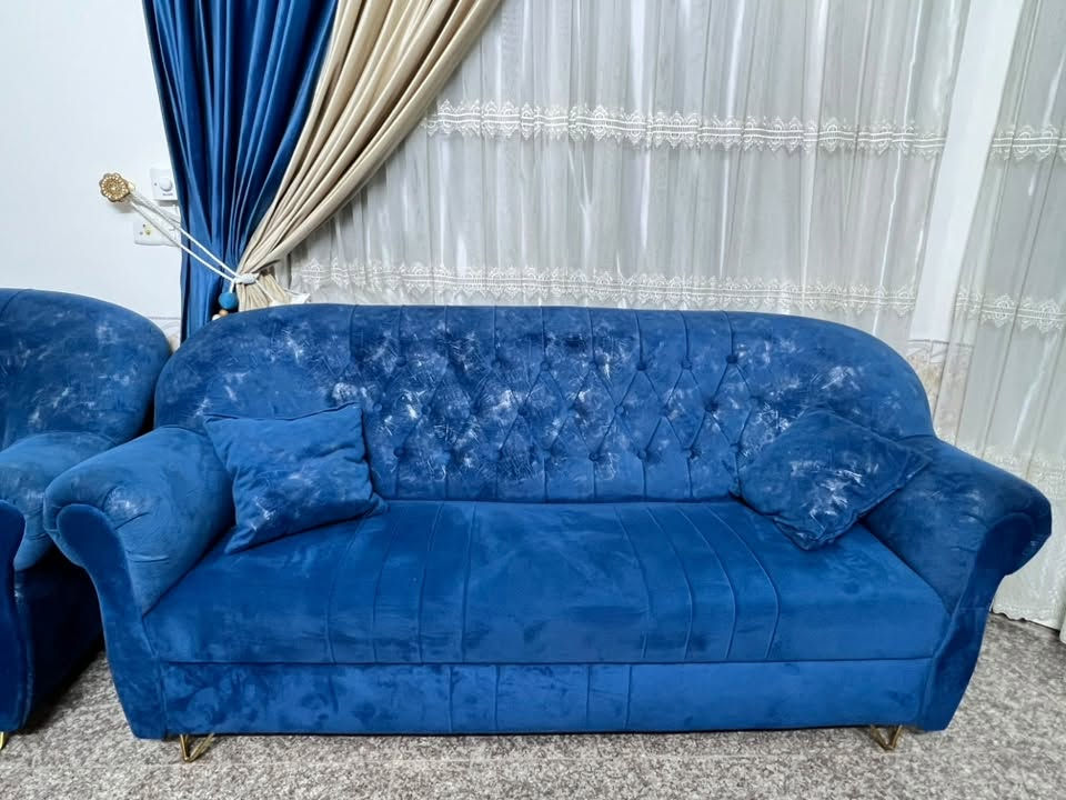 للبيع تخم قنفات 5 قطع بحالة جيدة جداً ونظيف، لون أزرق ملكي بقماش مخمل أنيق، استخدام بيت فقط ومحافظ عليه، يتكون من 5 قطع كما في الصورة، مناسب للمضيف أو غرفة الجلوس، السعر مناسب وللجادين فقط، للاستفسار والتواصل يرجى مراسلتي على الخاص.
او على واتساب ***********

