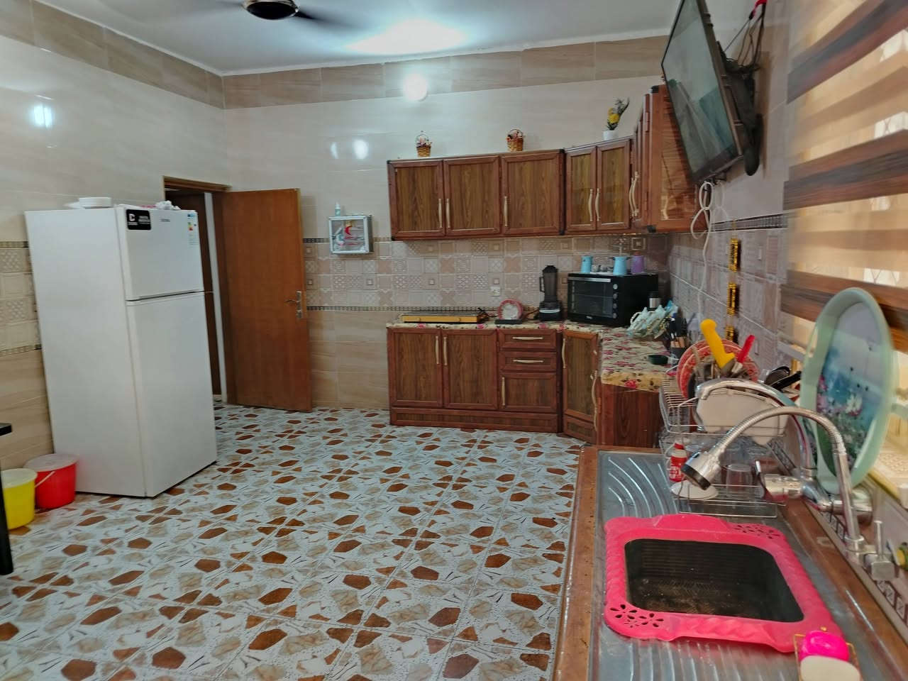 سلام عليكم دار للبيع مساحه 500متر الدار يتكون ثلاث غرف صاله مطبخ هول داخلي حمامات  داخليات ثنين البيت مرتب وجديد للستفسار ع الرقم ***********
